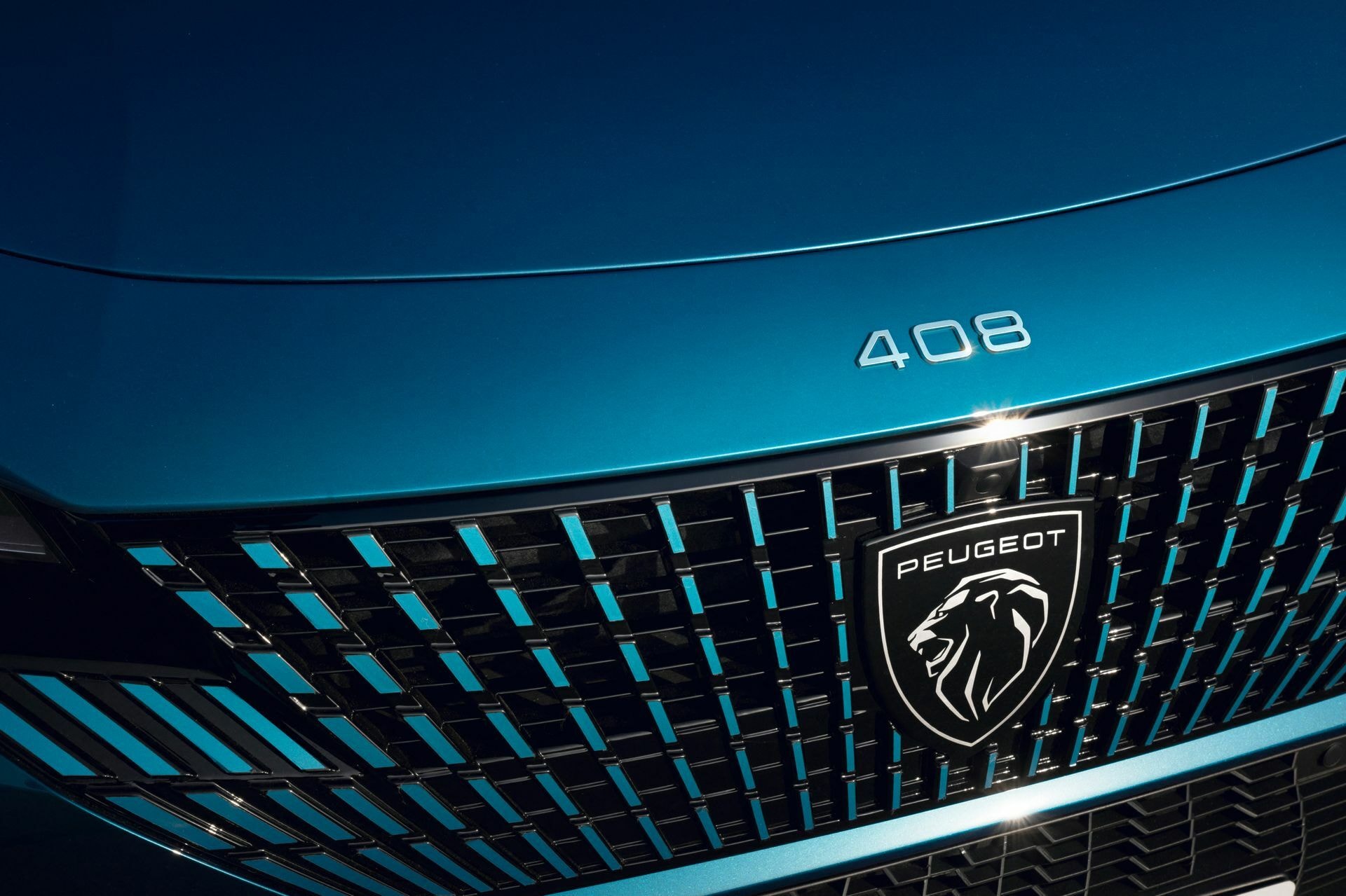Primer plano de la parrilla frontal del Peugeot 408 y su emblemático león.