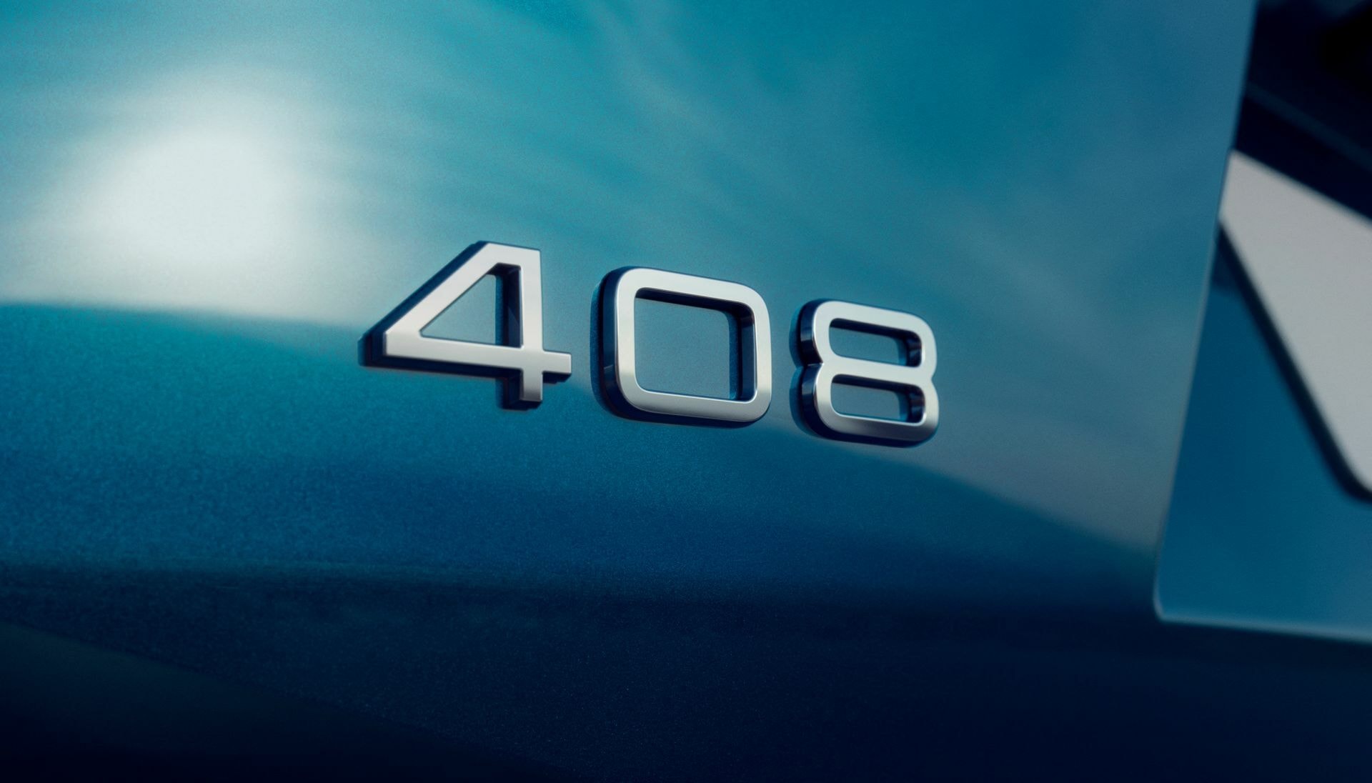 Imagen cercana de la insignia "408" en la carrocería del Peugeot.