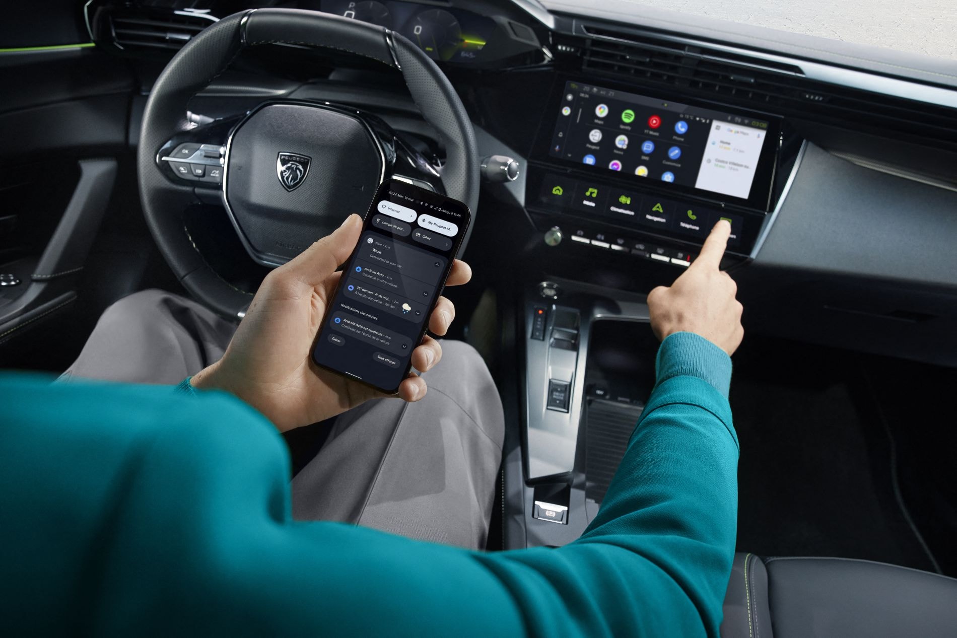 Interior moderno del Peugeot 408 con pantalla multimedia y conexión móvil.