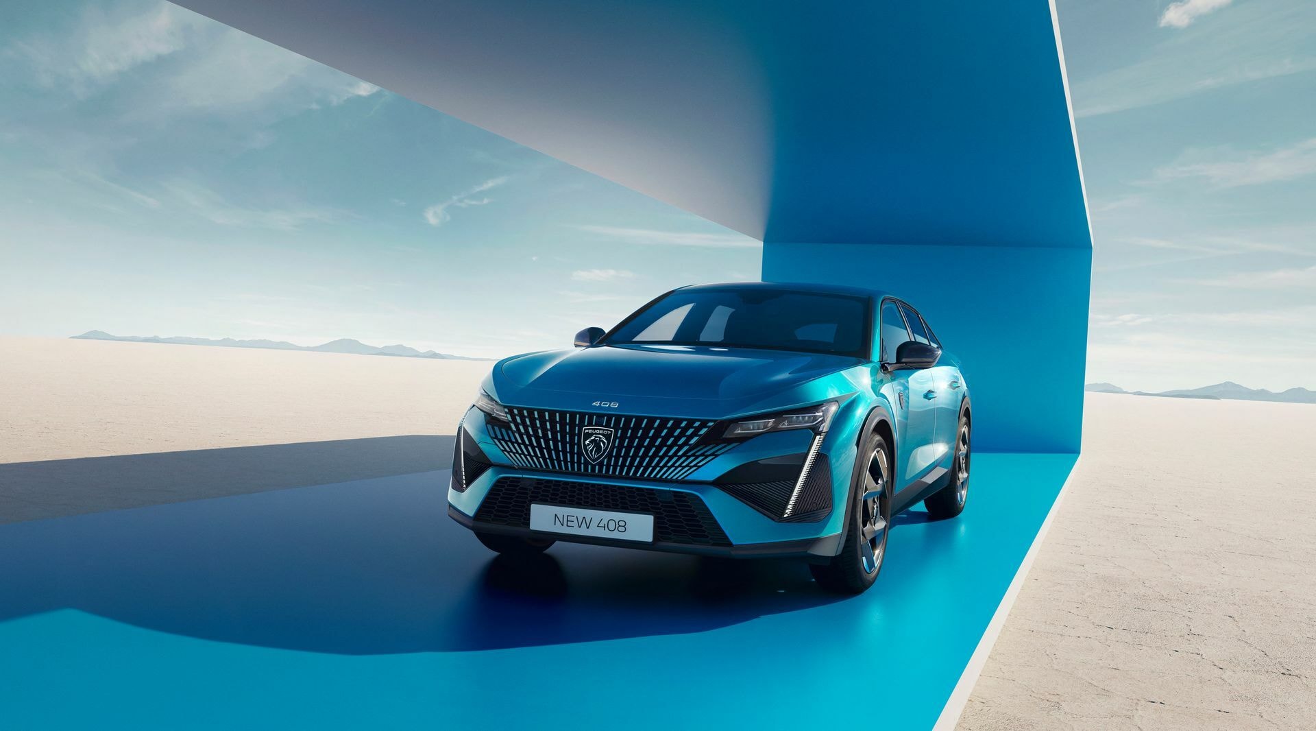 Ángulo frontal del nuevo Peugeot 408, con un diseño agresivo y moderno.