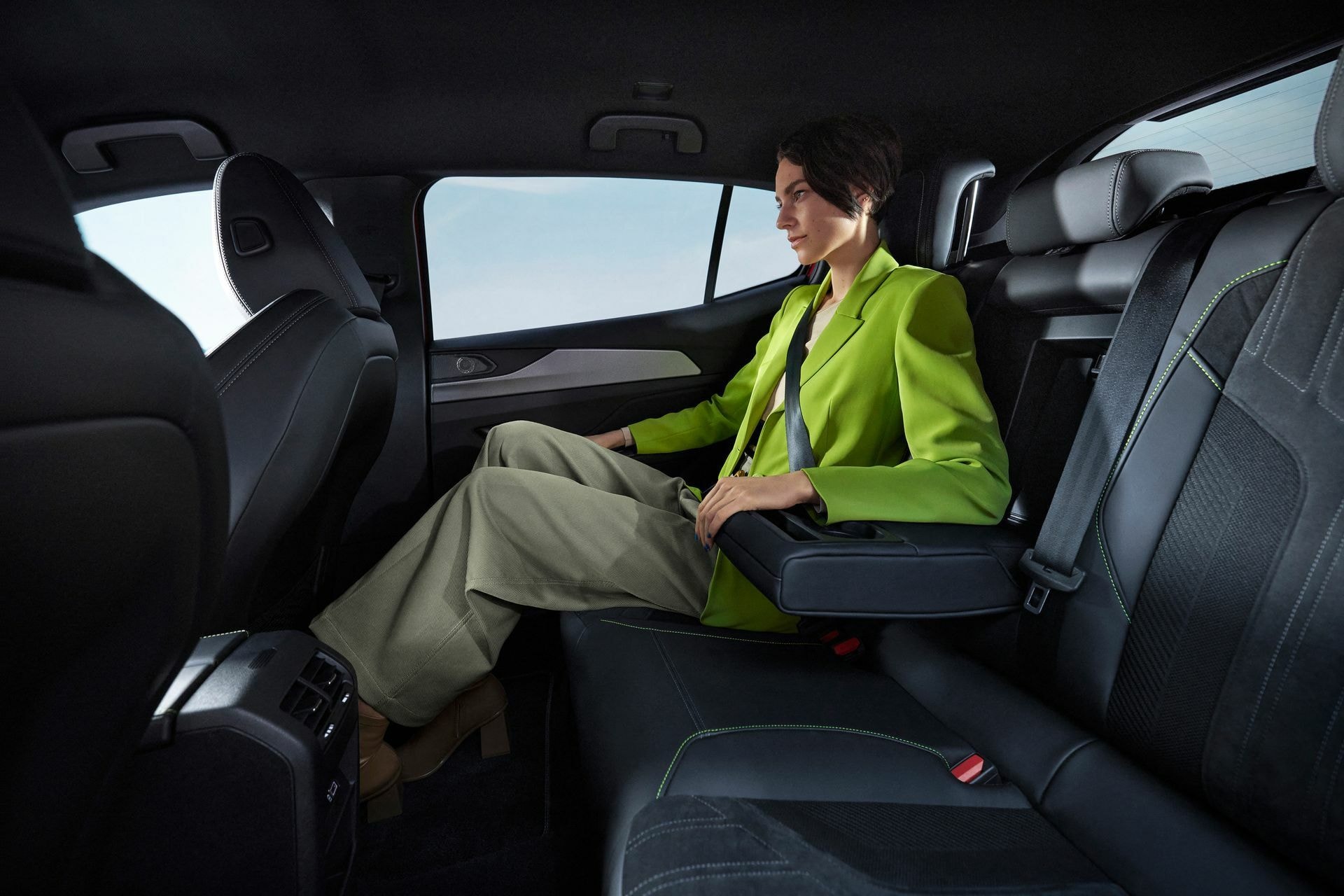 Espacio trasero destacando el confort en asientos del Peugeot 408.