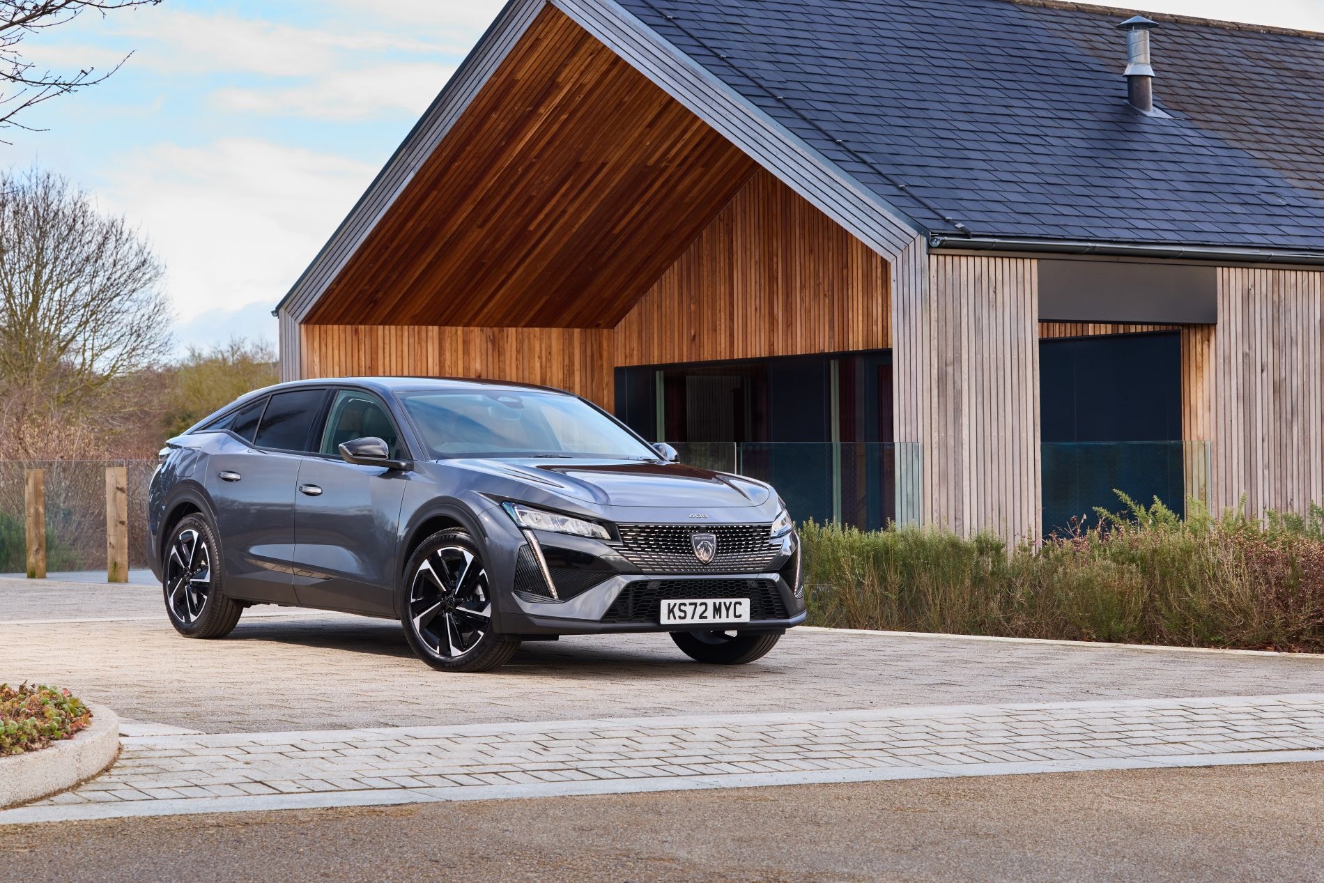 Peugeot 408 exhibiendo su elegante diseño frontal.