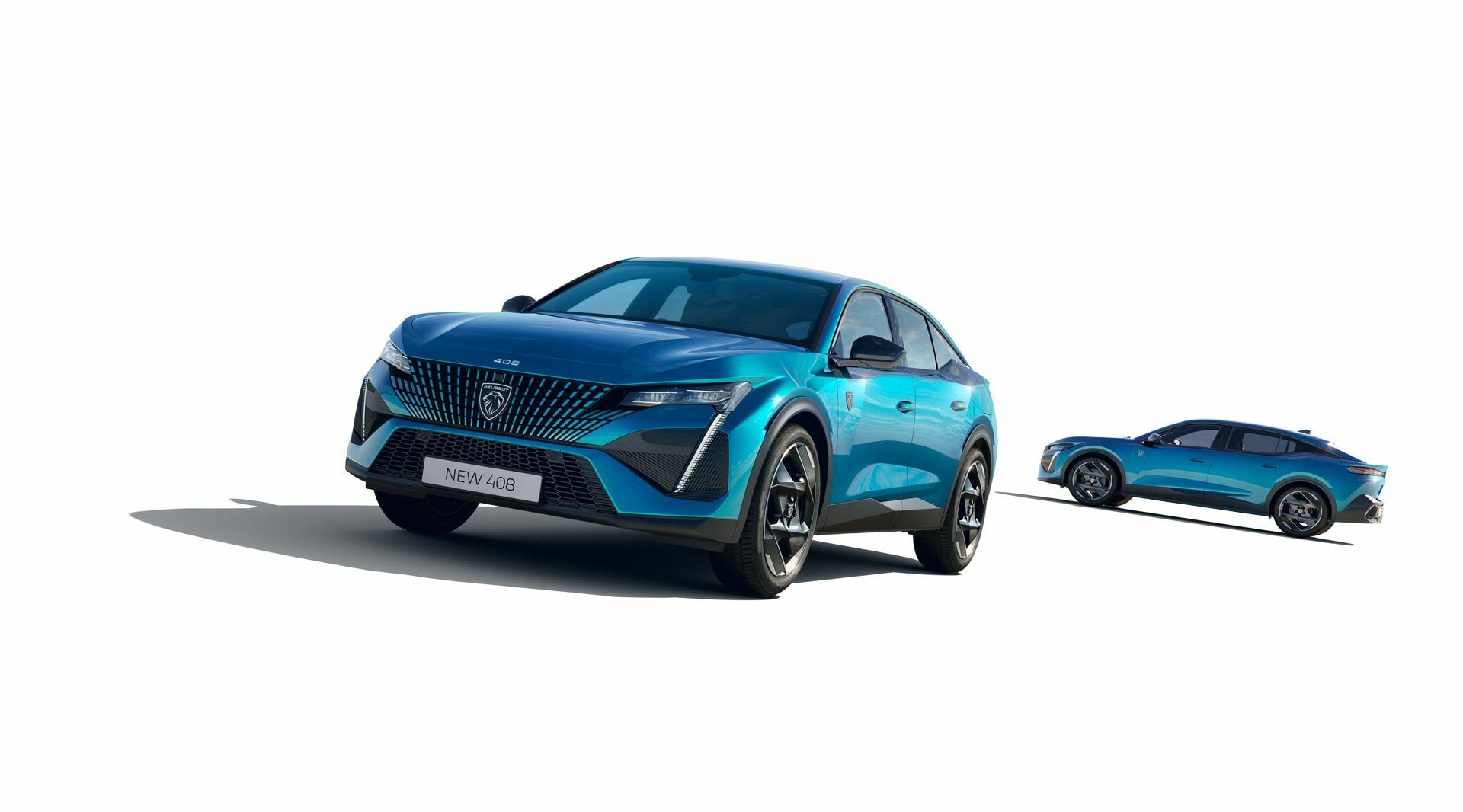 Combinación de vistas frontal y lateral del Peugeot 408, destacando su dinamismo.