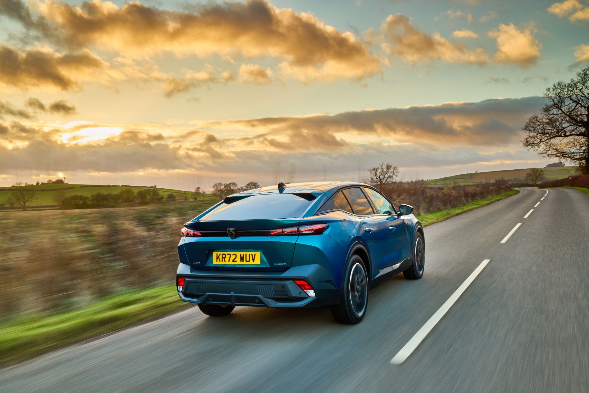 Captura dinámica del Peugeot 408 en carretera, mostrando su elegancia.