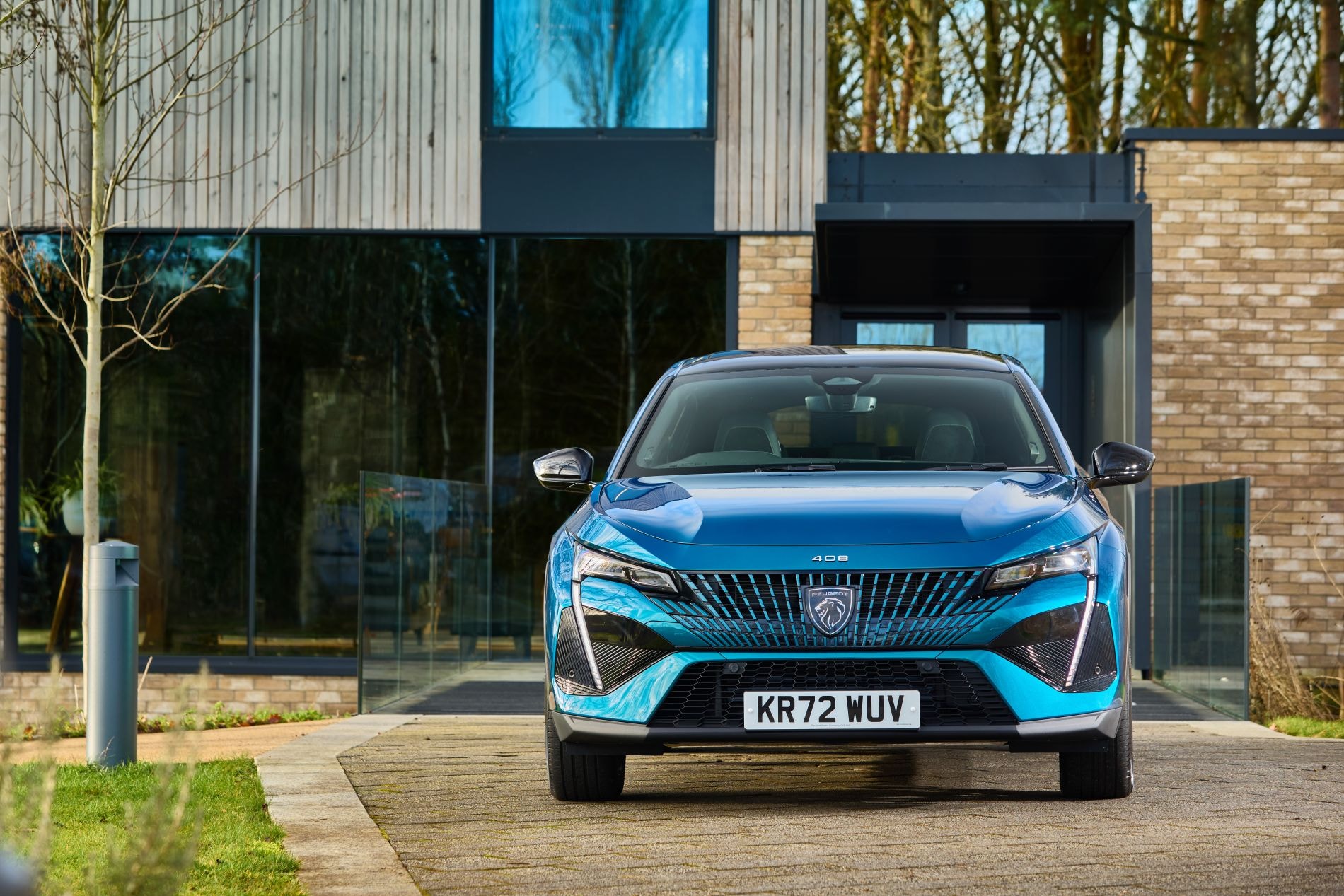 Peugeot 408 en un entorno campestre, subrayando su presencia y estilo.