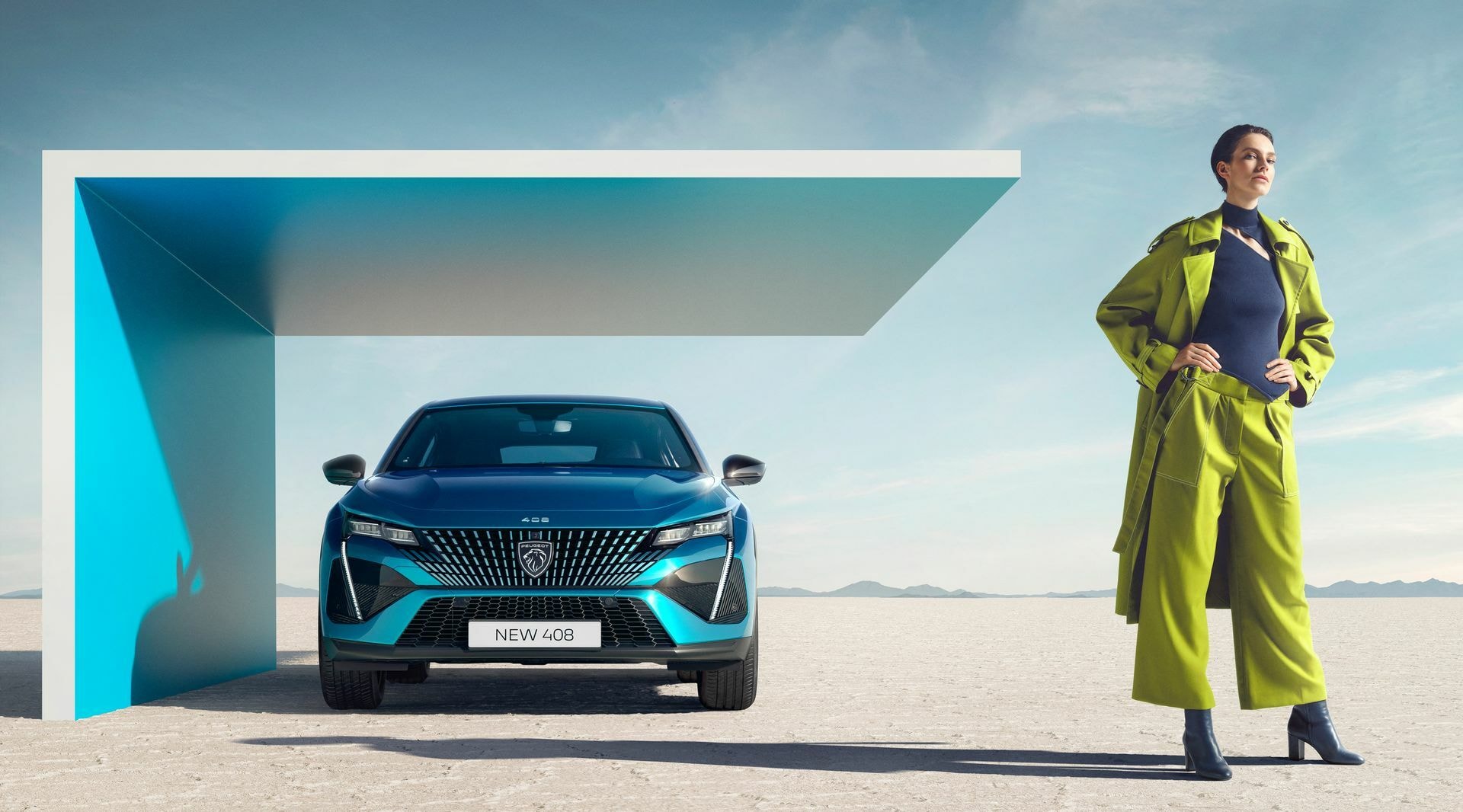 Peugeot 408 mostrando su frontal dinámico junto a modelo.