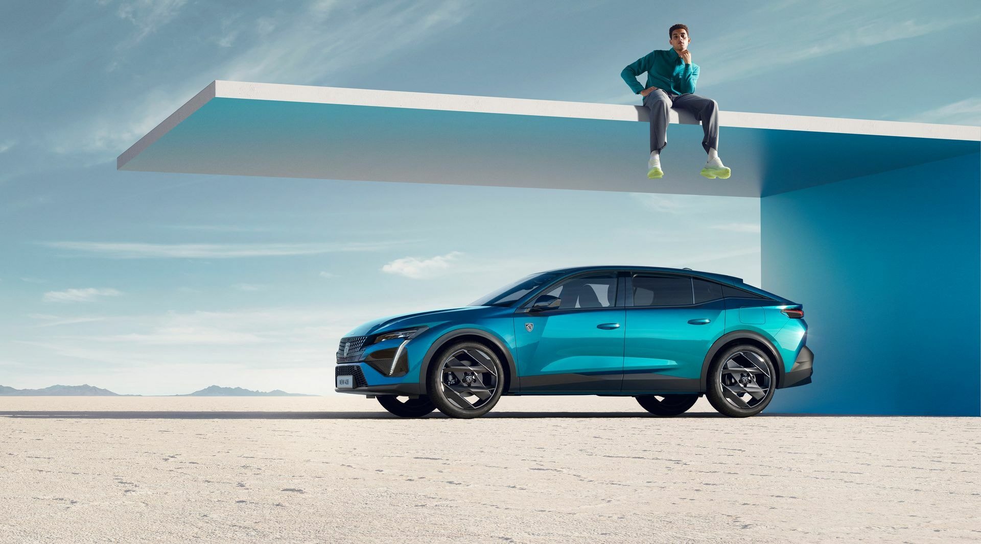 Percepción de dinamismo y estilo en el lateral del Peugeot 408.