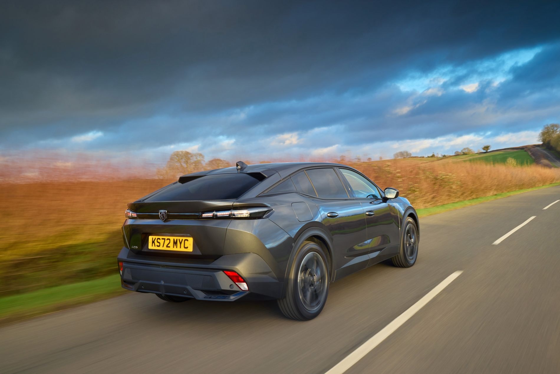 Un perfil del Peugeot 408 en un entorno contemporáneo.