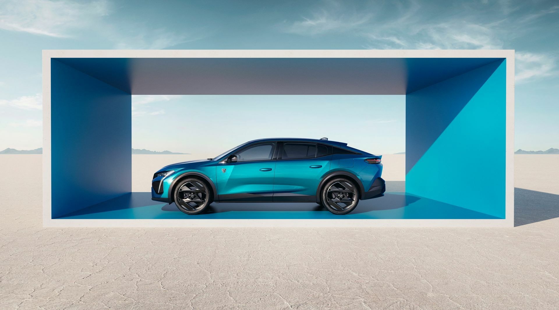 Perfil lateral del Peugeot 408 destacando su silueta deportiva.