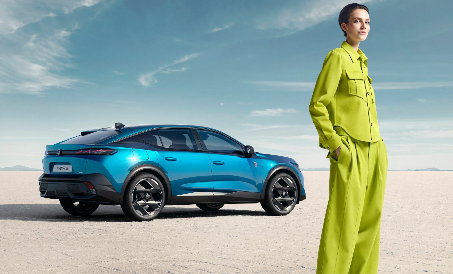 Peugeot 408 exhibiendo su trasera y lateral junto a modelo.