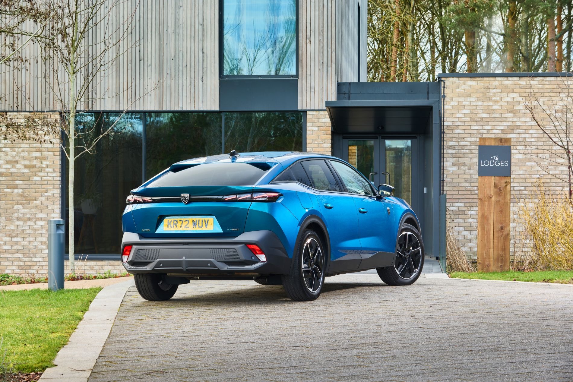 Peugeot 408 en una carretera rural al atardecer.