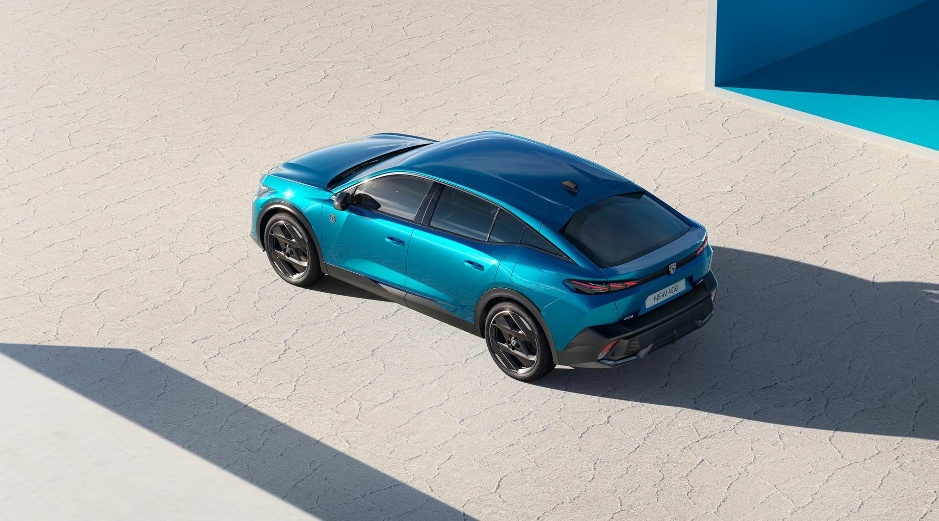 Vista aérea de la parte trasera del Peugeot 408 exhibiendo la caída del techo.