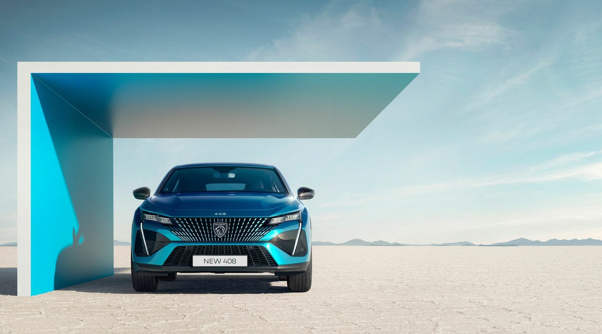 Fascia delantera del Peugeot 408 mostrando faros y parrilla.