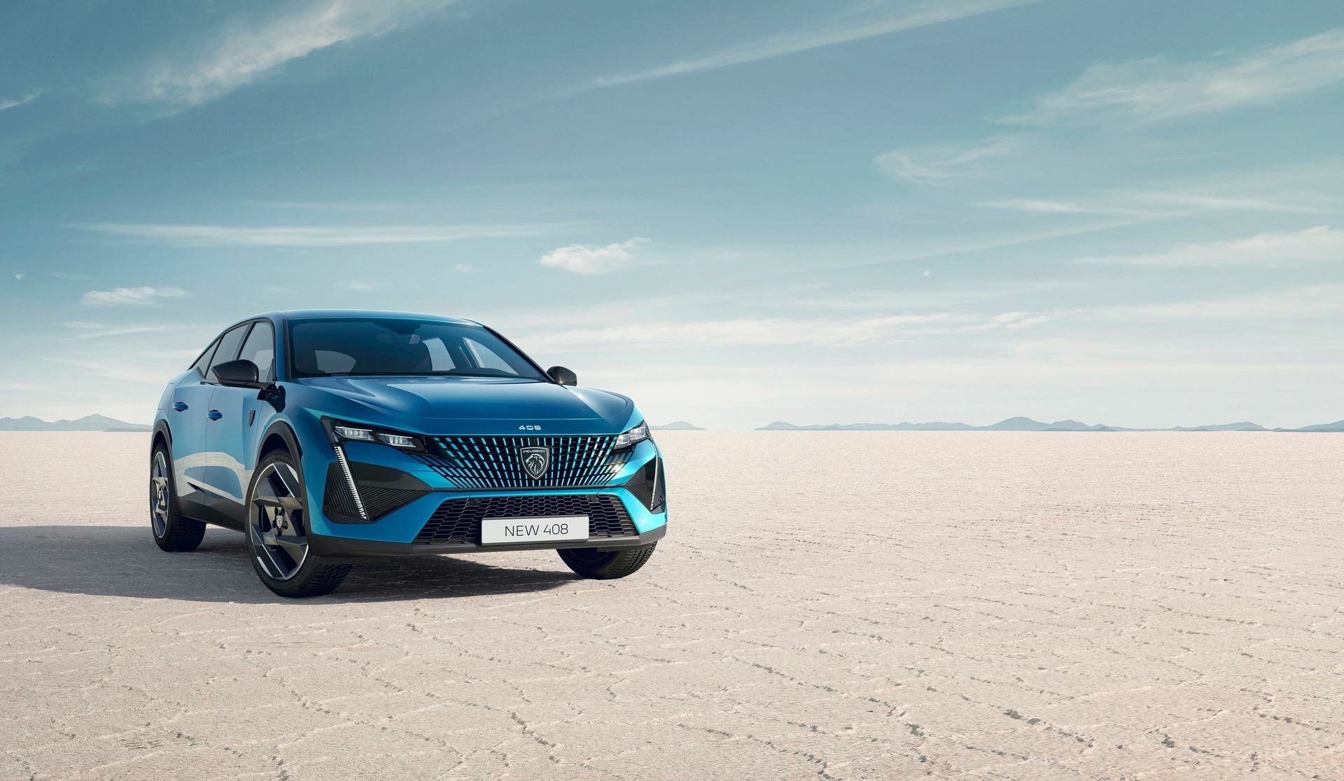 Vista frontal angulada del Peugeot 408 realzando su diseño moderno.