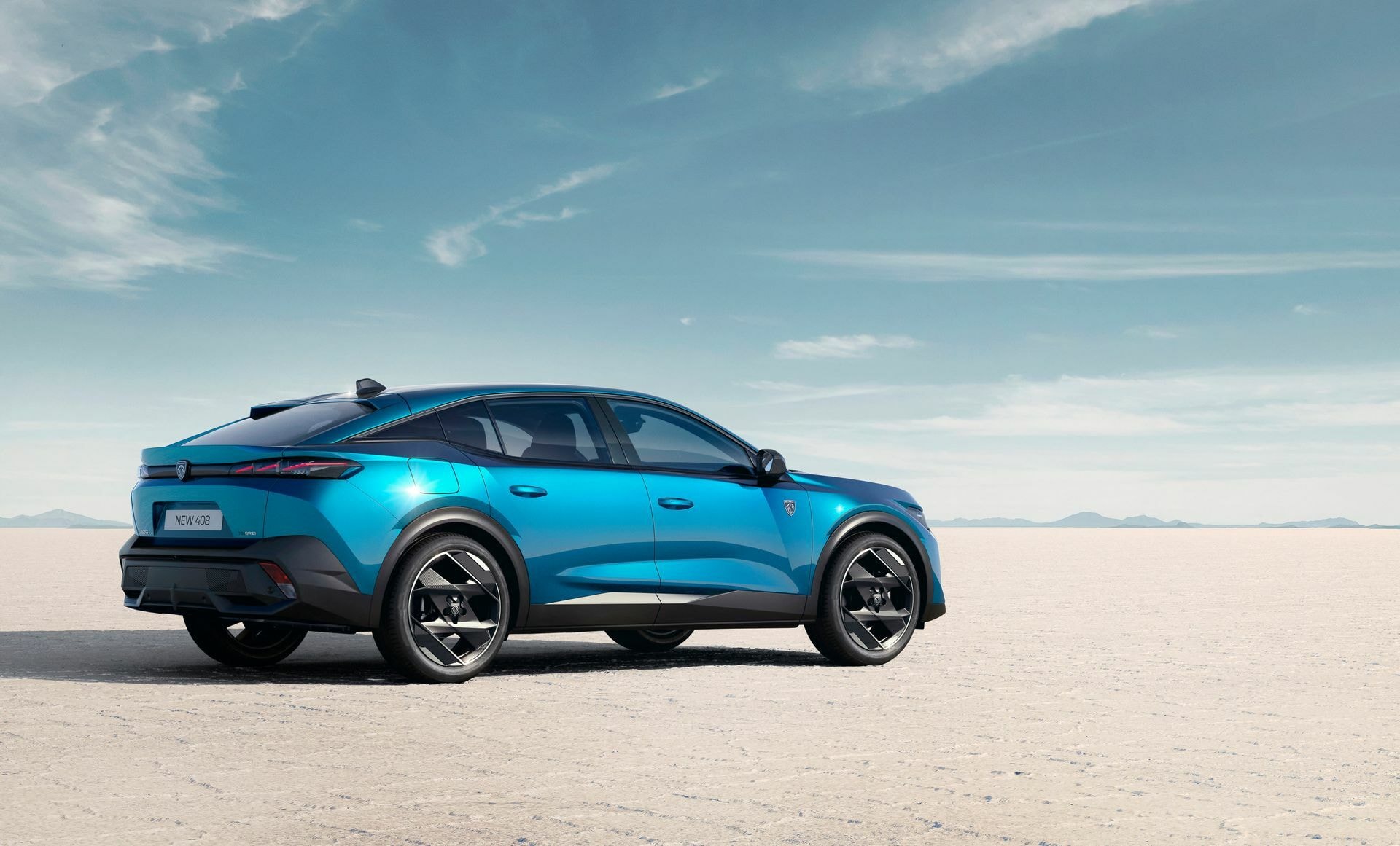 Vista lateral- trasera del Peugeot 408 con enfoque en aerodinámica.