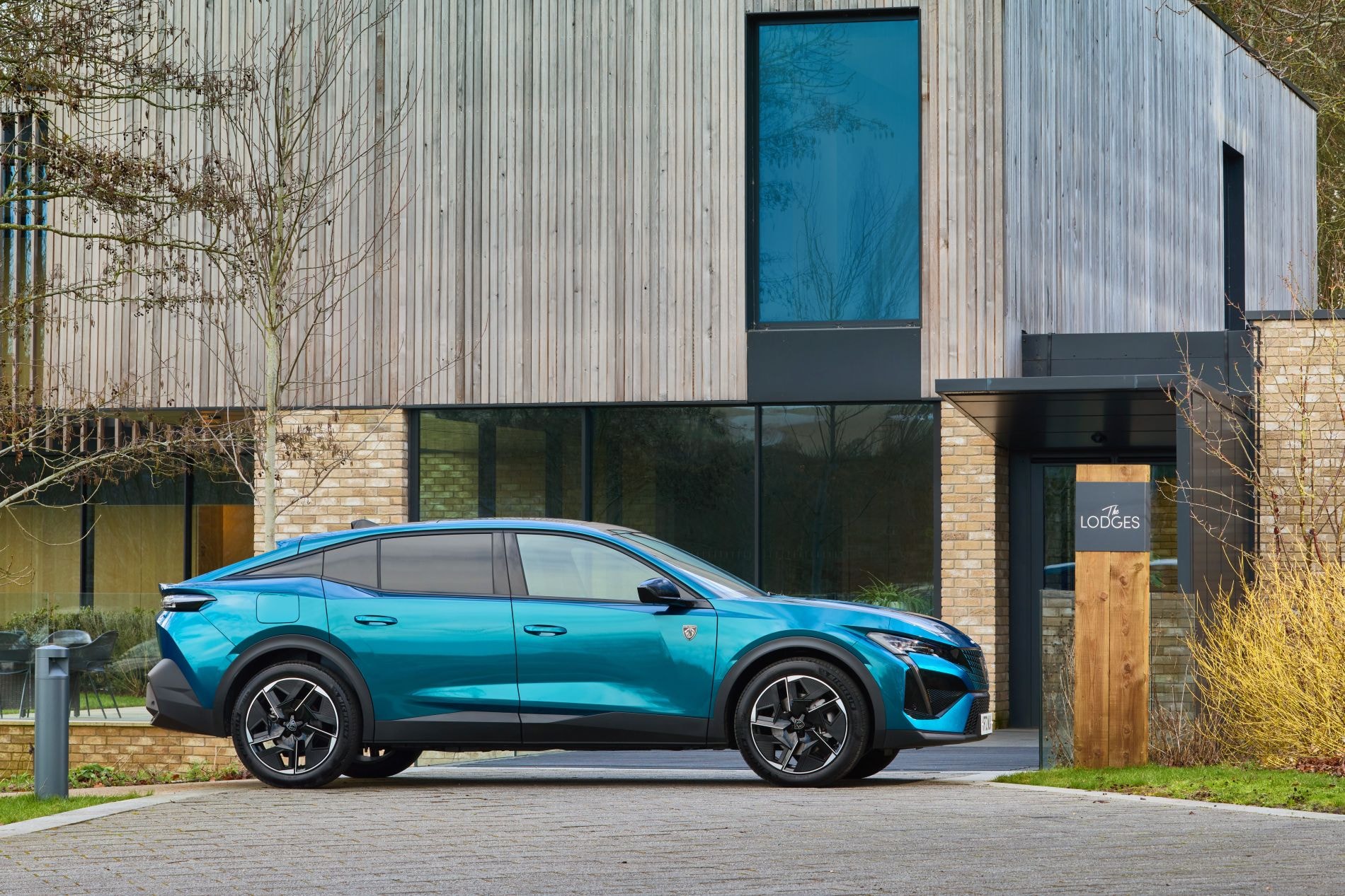 Vista trasera del 408, resaltando sus líneas limpias y modernas.