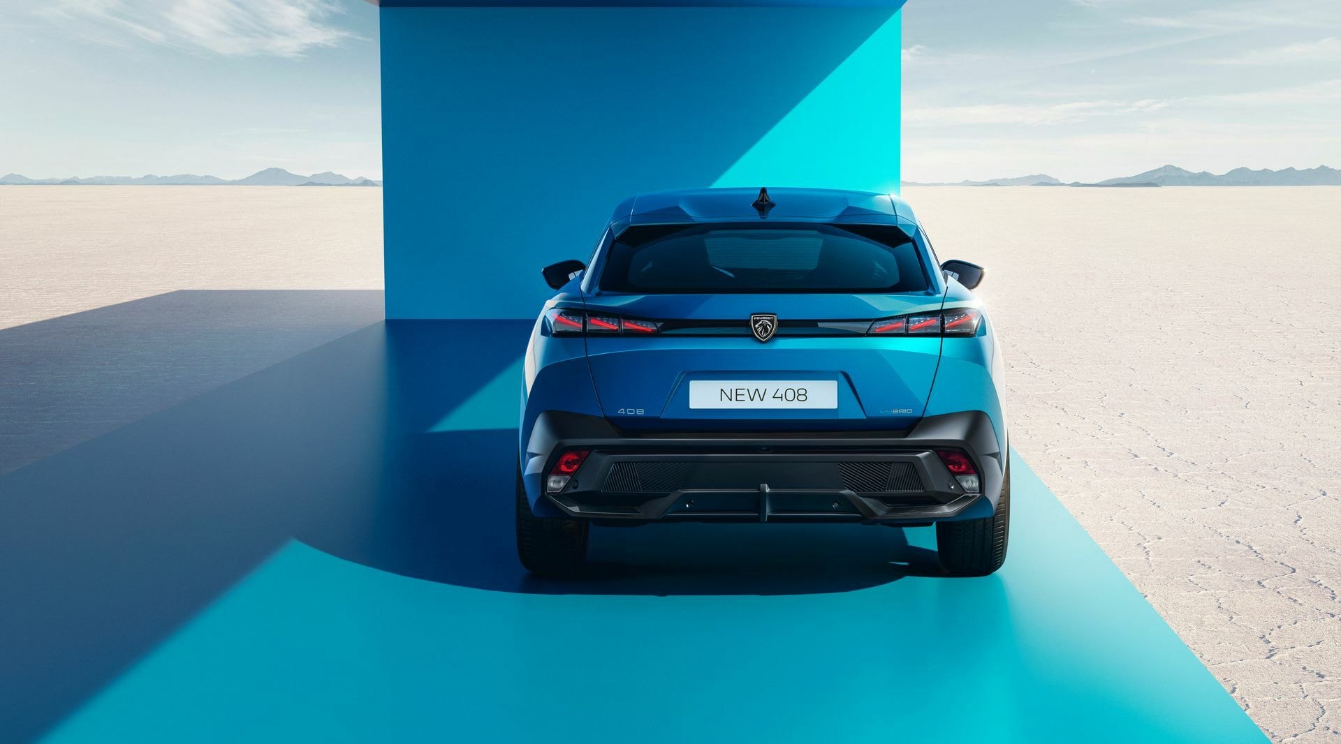 Vista trasera del Peugeot 408 mostrando su sólida postura y diseño de luces.