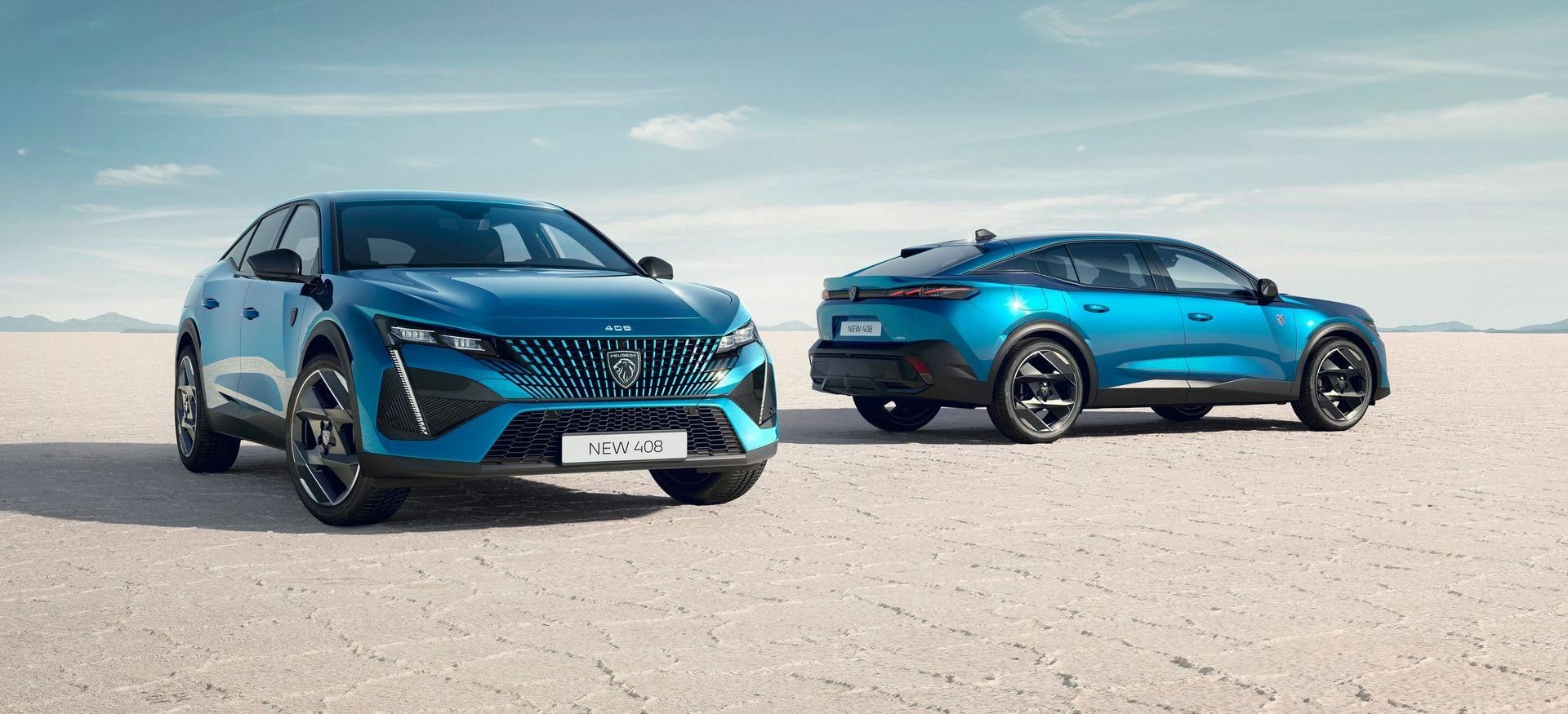 Presentación dual del Peugeot 408 mostrando sus ángulos delantero y trasero.