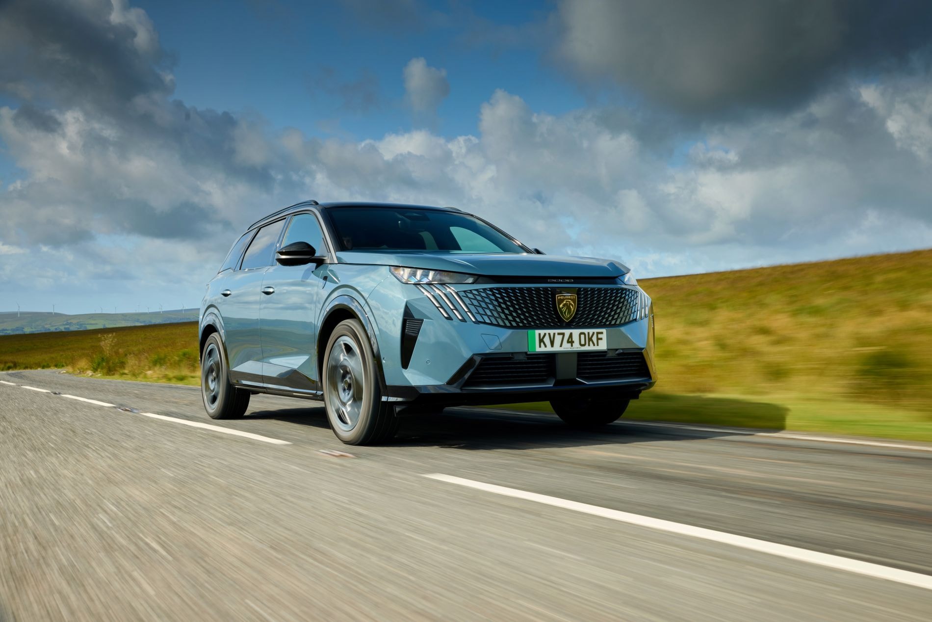 Peugeot 5008 eléctrico surcando caminos debido a su robustez.