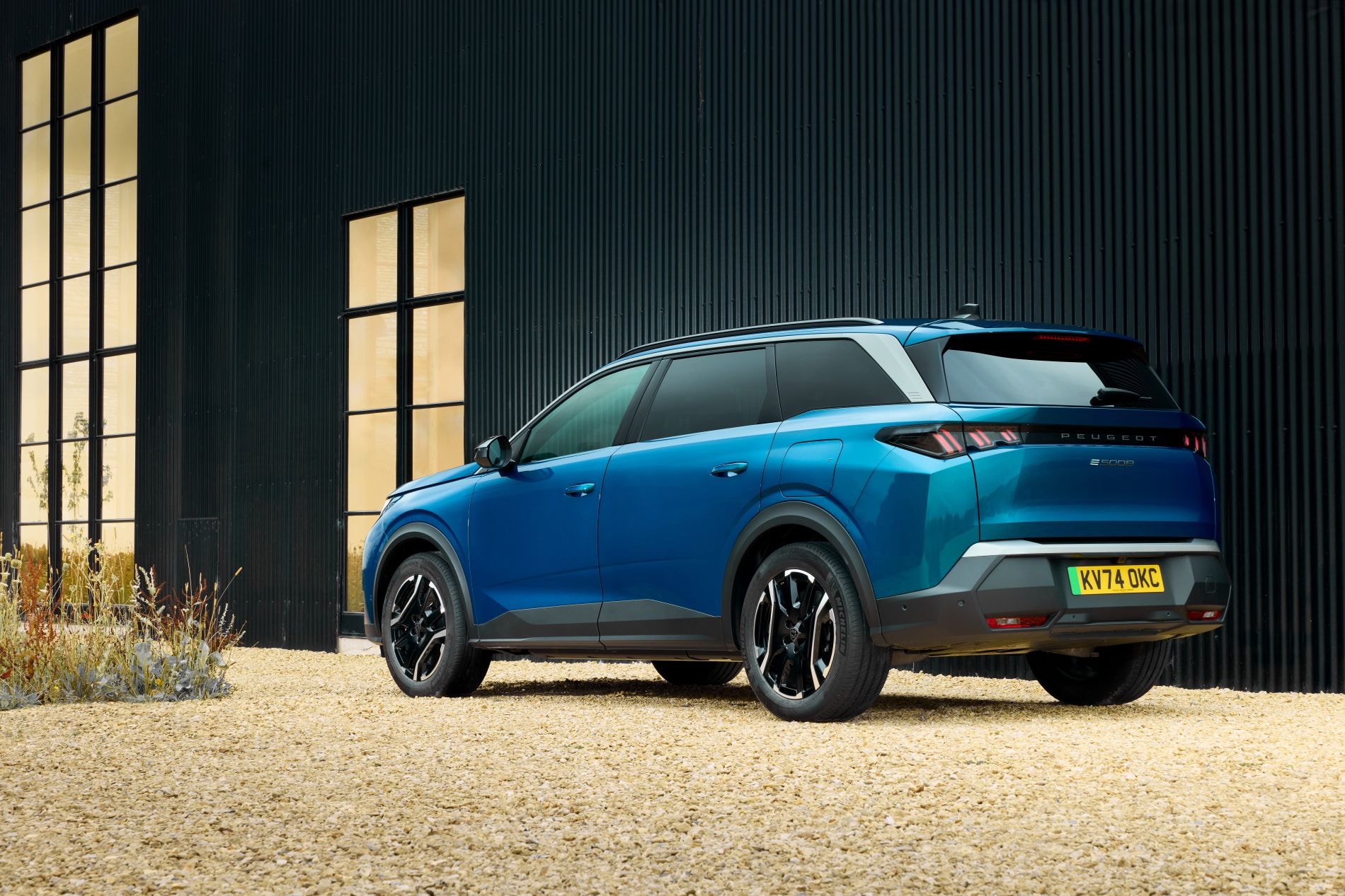 Diseño contemporáneo de la consola central del Peugeot 5008 eléctrico.