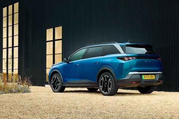 Diseño contemporáneo de la consola central del Peugeot 5008 eléctrico. Diseño contemporáneo de la consola central del Peugeot 5008 eléctrico.