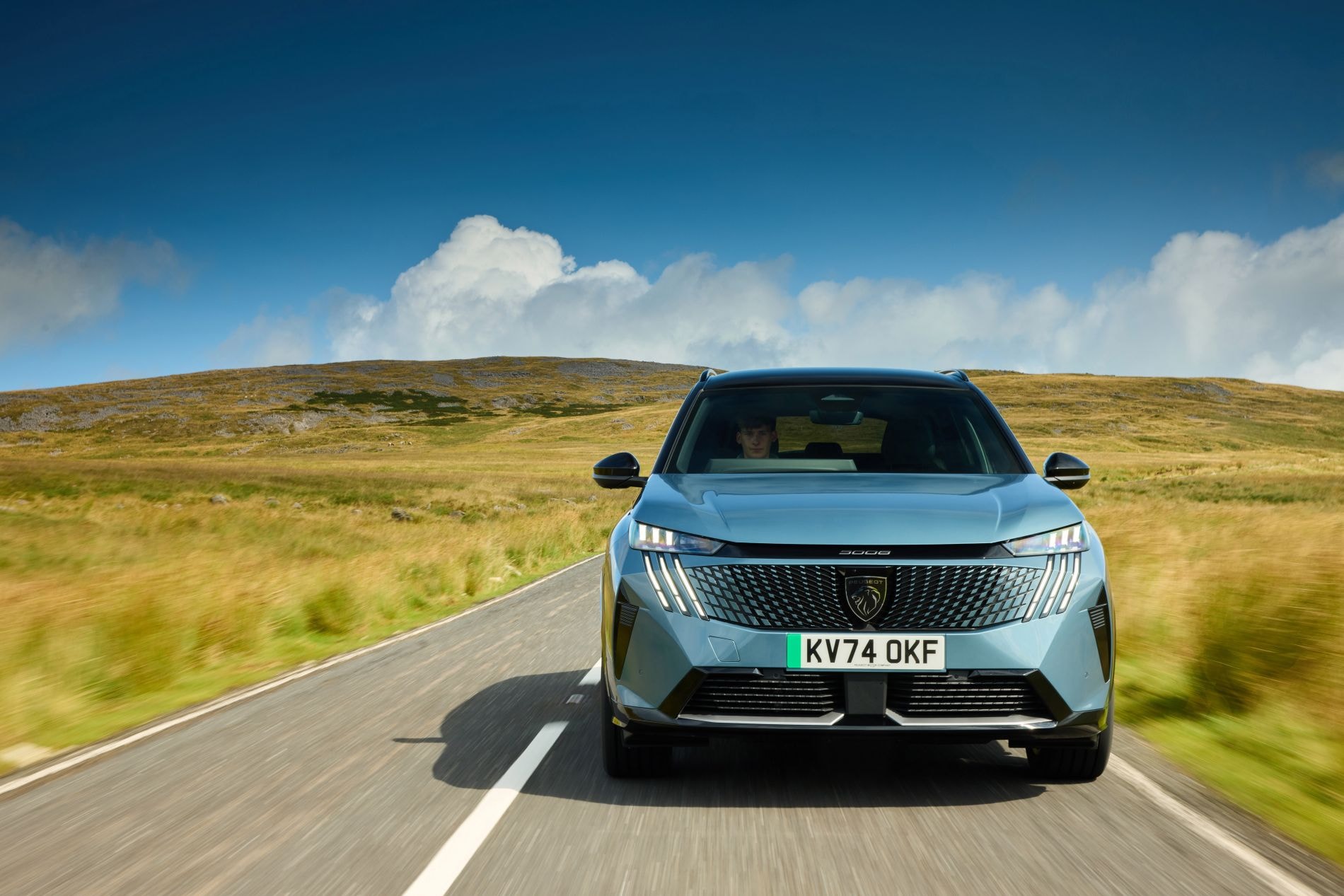 Vista frontal del Peugeot 5008 eléctrico mostrando su imponente diseño.