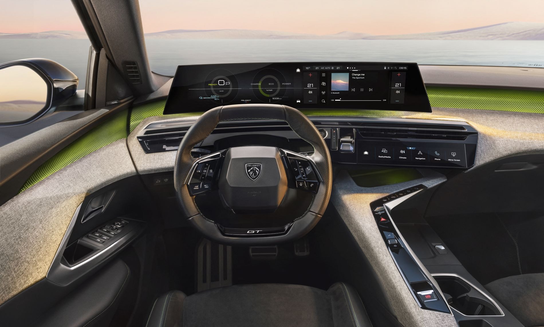 Perspectiva frontal del Peugeot 5008 eléctrico, destacando su parrilla distintiva.