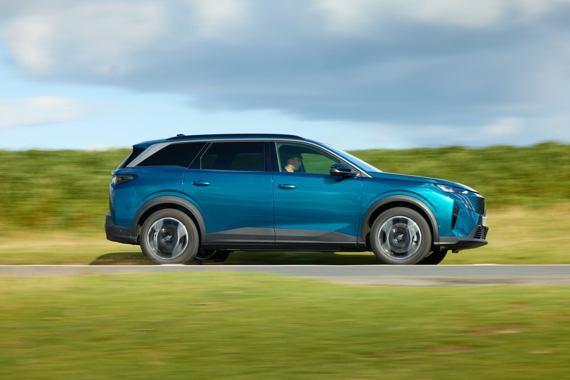 Peugeot 5008 eléctrico mostrando su agilidad en la ruta.