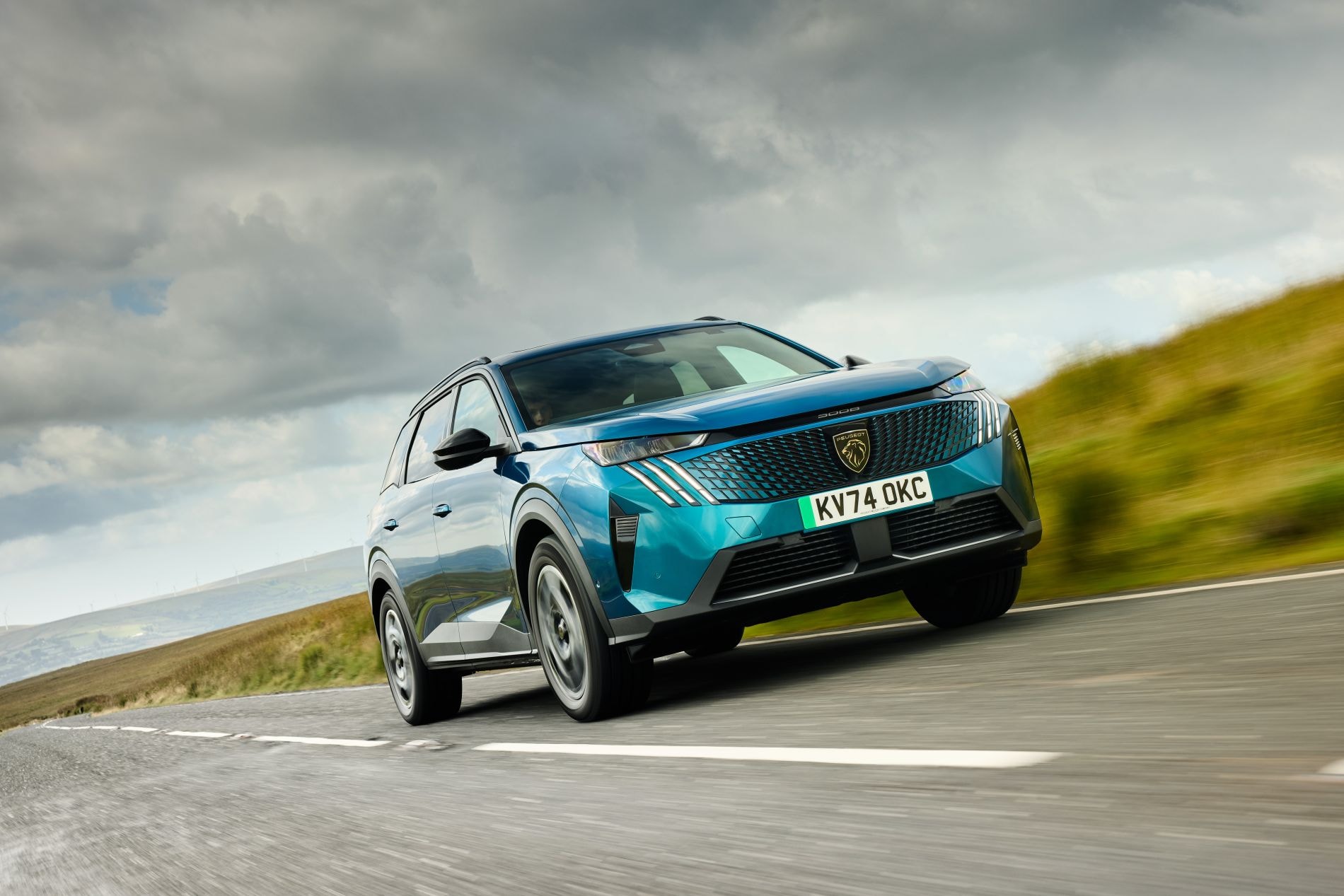 Peugeot 5008 eléctrico avanzando con gran estilo y potencia.