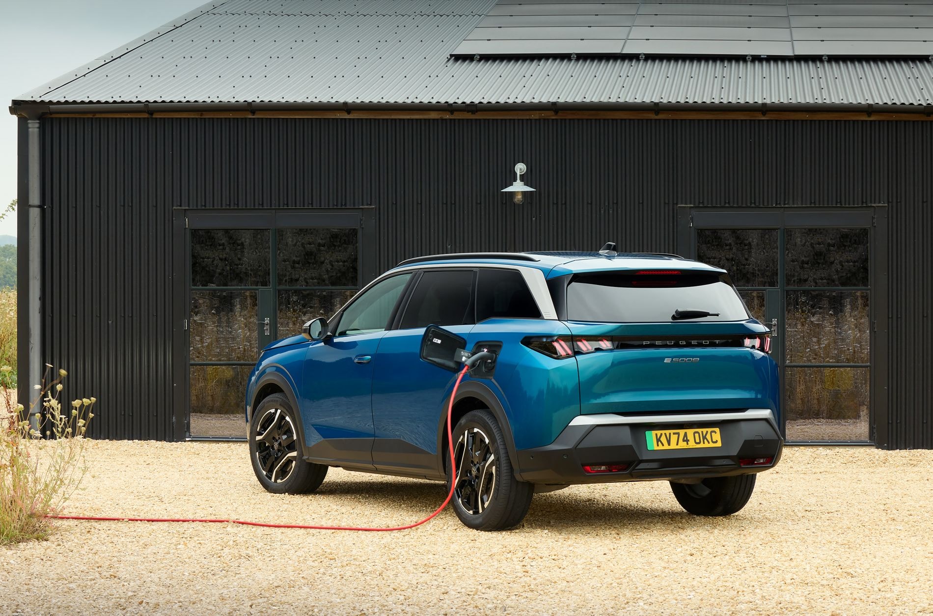 Perfil frontal del Peugeot 5008 eléctrico, un SUV con carácter moderno.