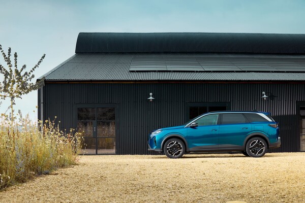 Aspecto frontal imponente del Peugeot 5008 eléctrico, destaca su parrilla. Aspecto frontal imponente del Peugeot 5008 eléctrico, destaca su parrilla.