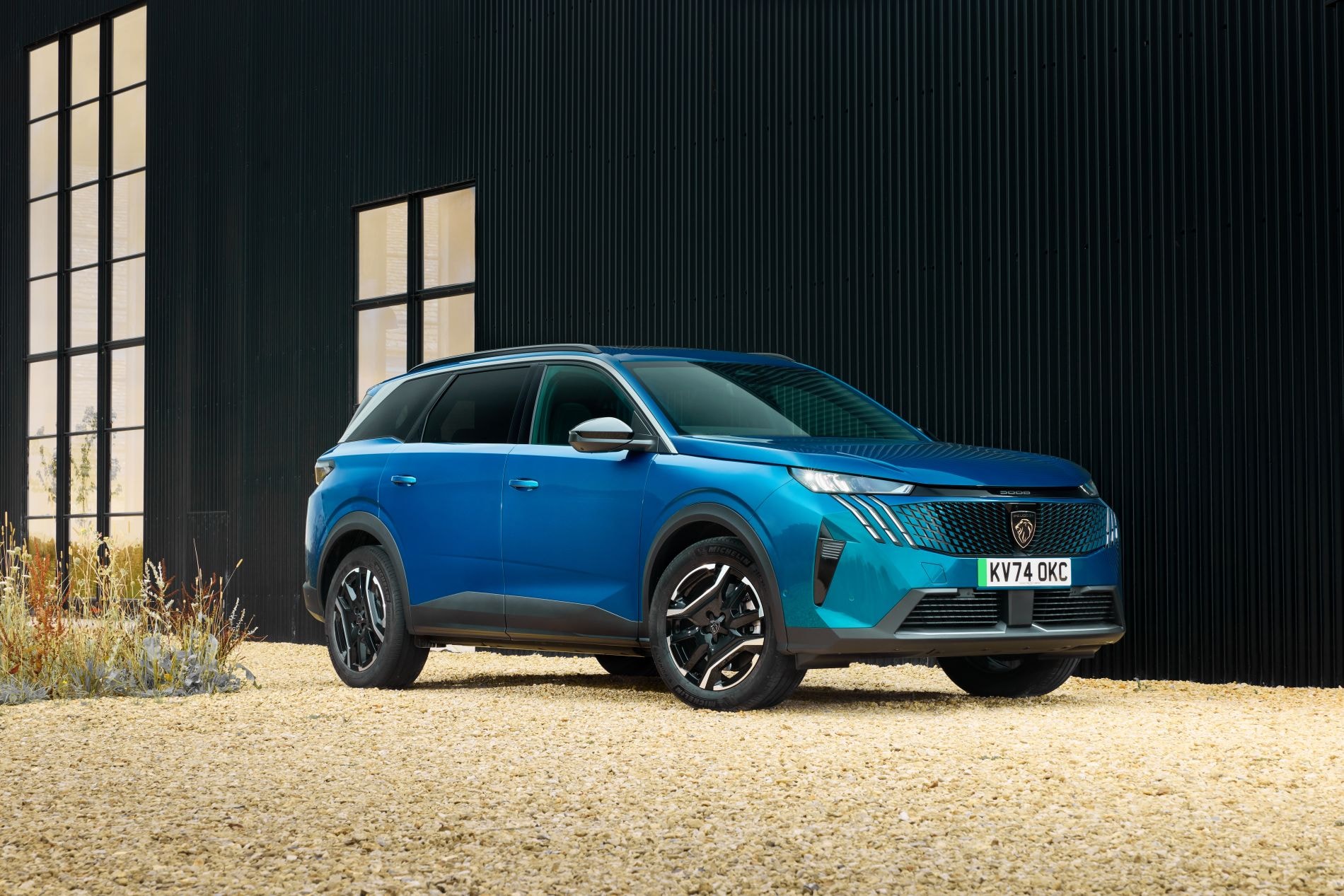 Vista lateral trasera del Peugeot 5008 eléctrico, mostrando su estética robusta.