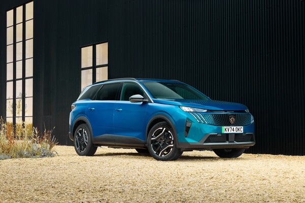 Vista lateral trasera del Peugeot 5008 eléctrico, mostrando su estética robusta. Vista lateral trasera del Peugeot 5008 eléctrico, mostrando su estética robusta.