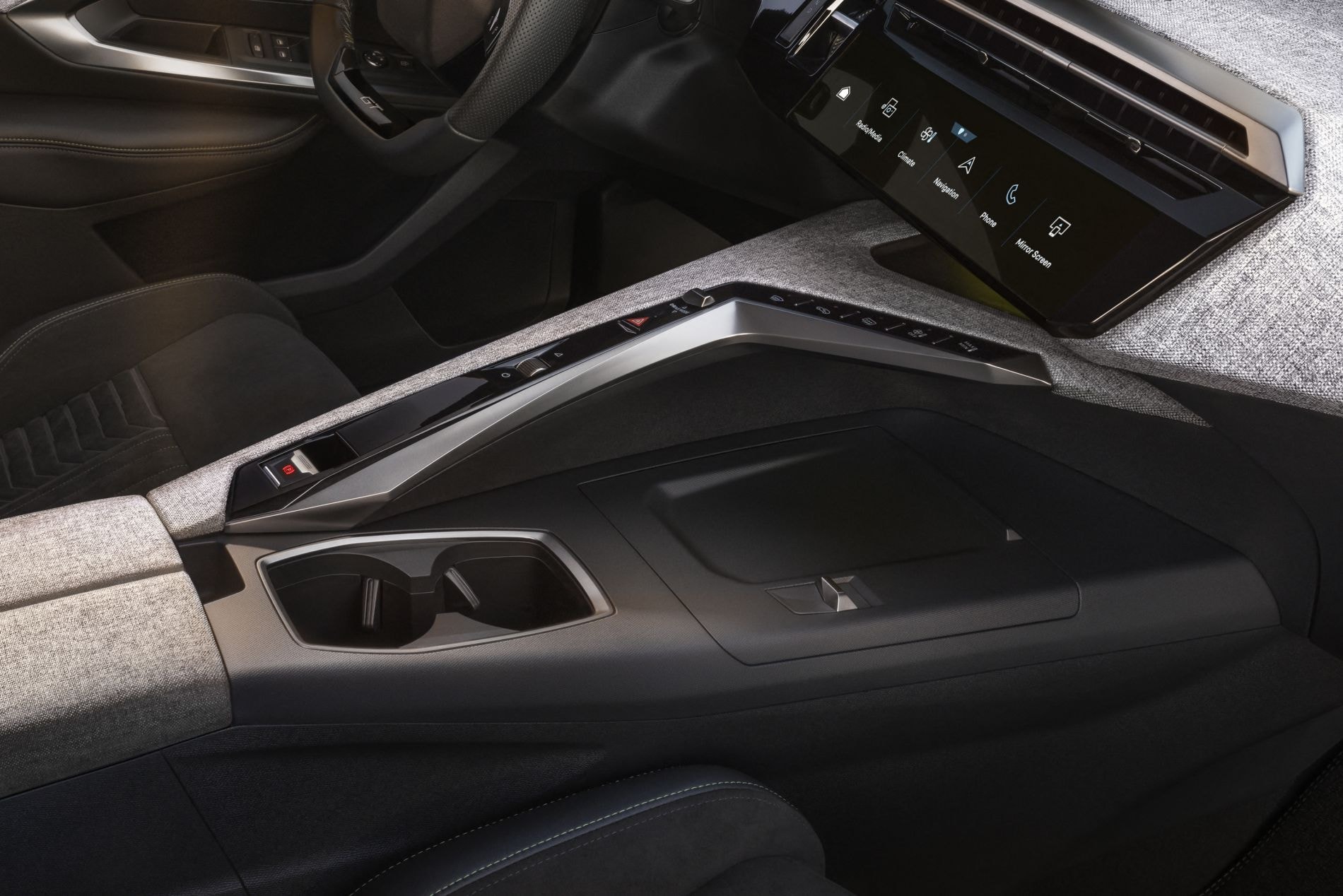 Vista frontal del tablero del Peugeot 5008, resaltando su tecnología avanzada.