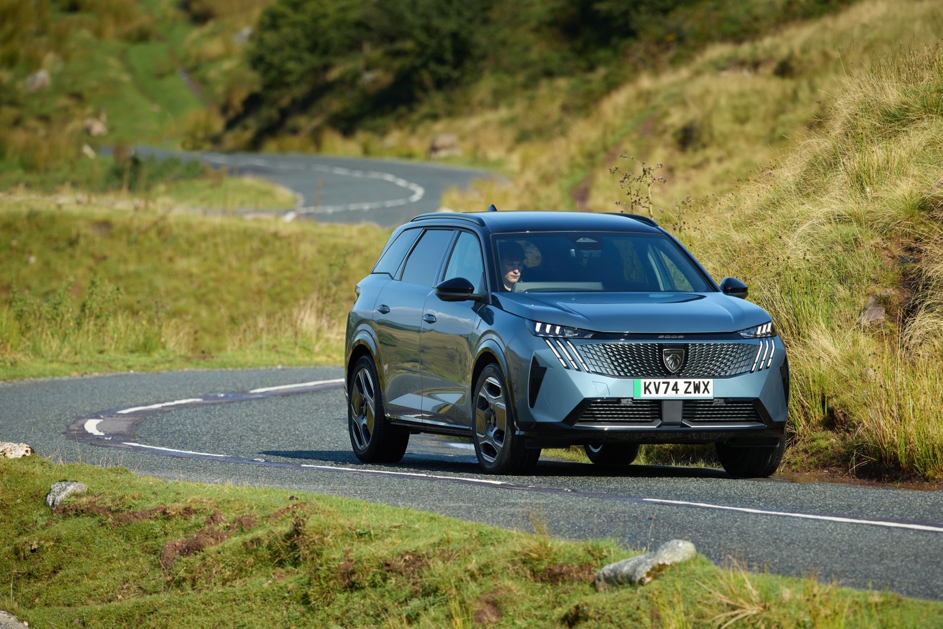 Vista de las luces traseras, resaltando su moderno diseño.