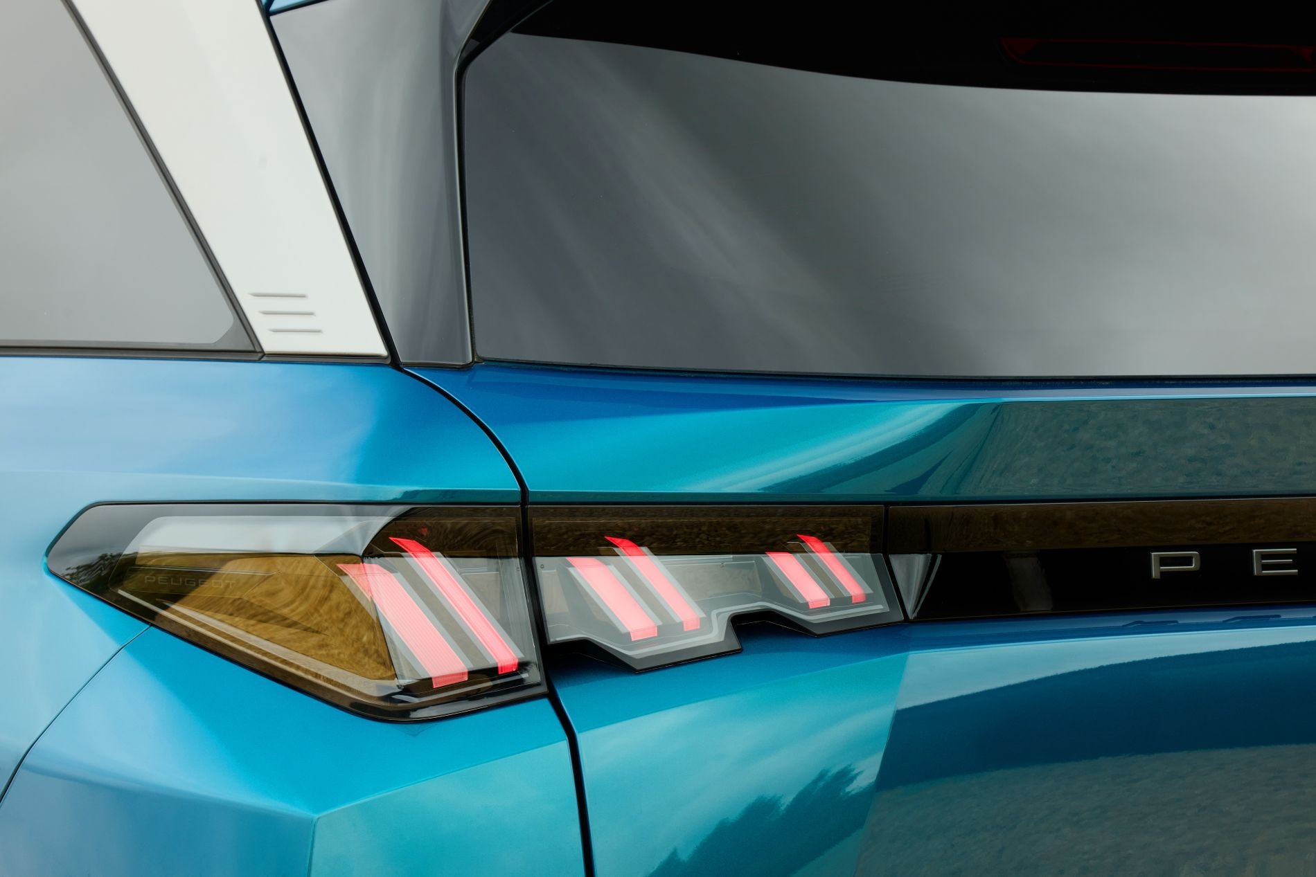 Detalle de la parrilla frontal, una mezcla de elegancia y agresividad.