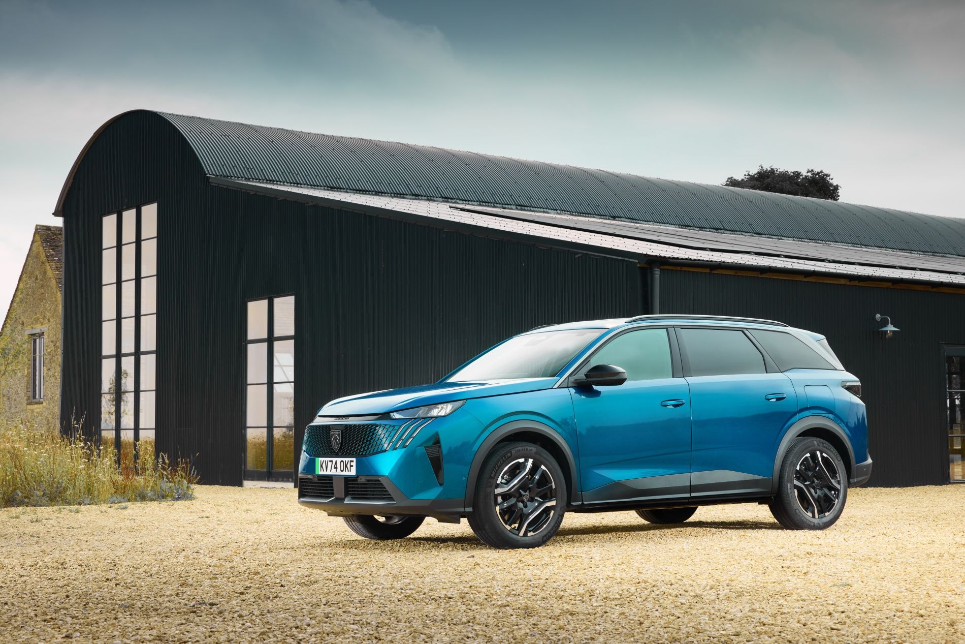 Vista lateral del Peugeot 5008 eléctrico con diseño elegante.