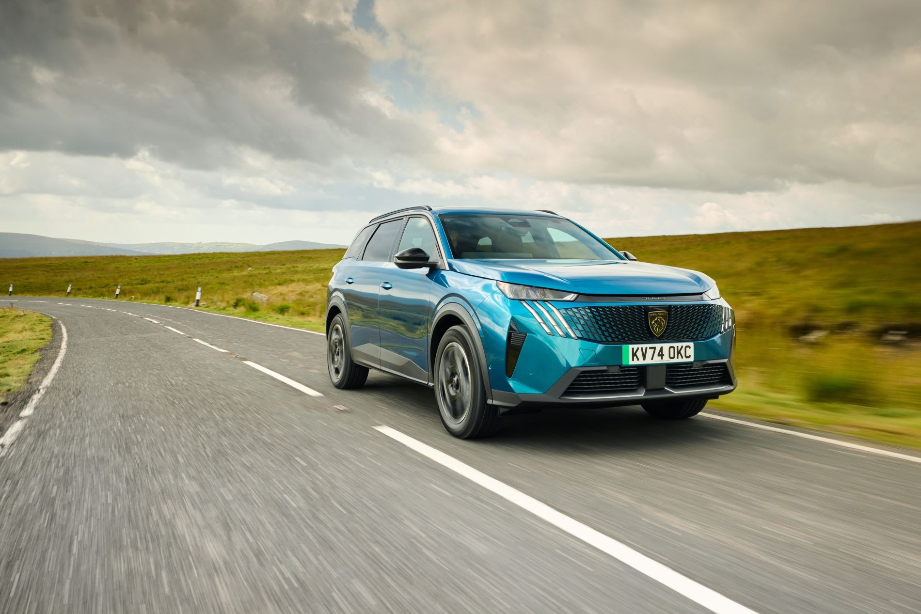Peugeot 5008 eléctrico en carretera, diseño imponente.