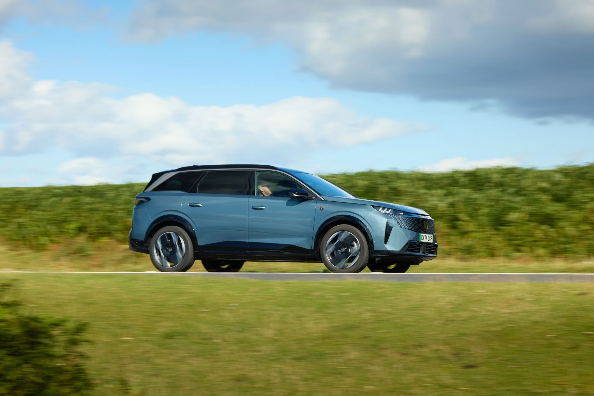 Vista trasera del Peugeot 5008 eléctrico, mostrando su diseño moderno.