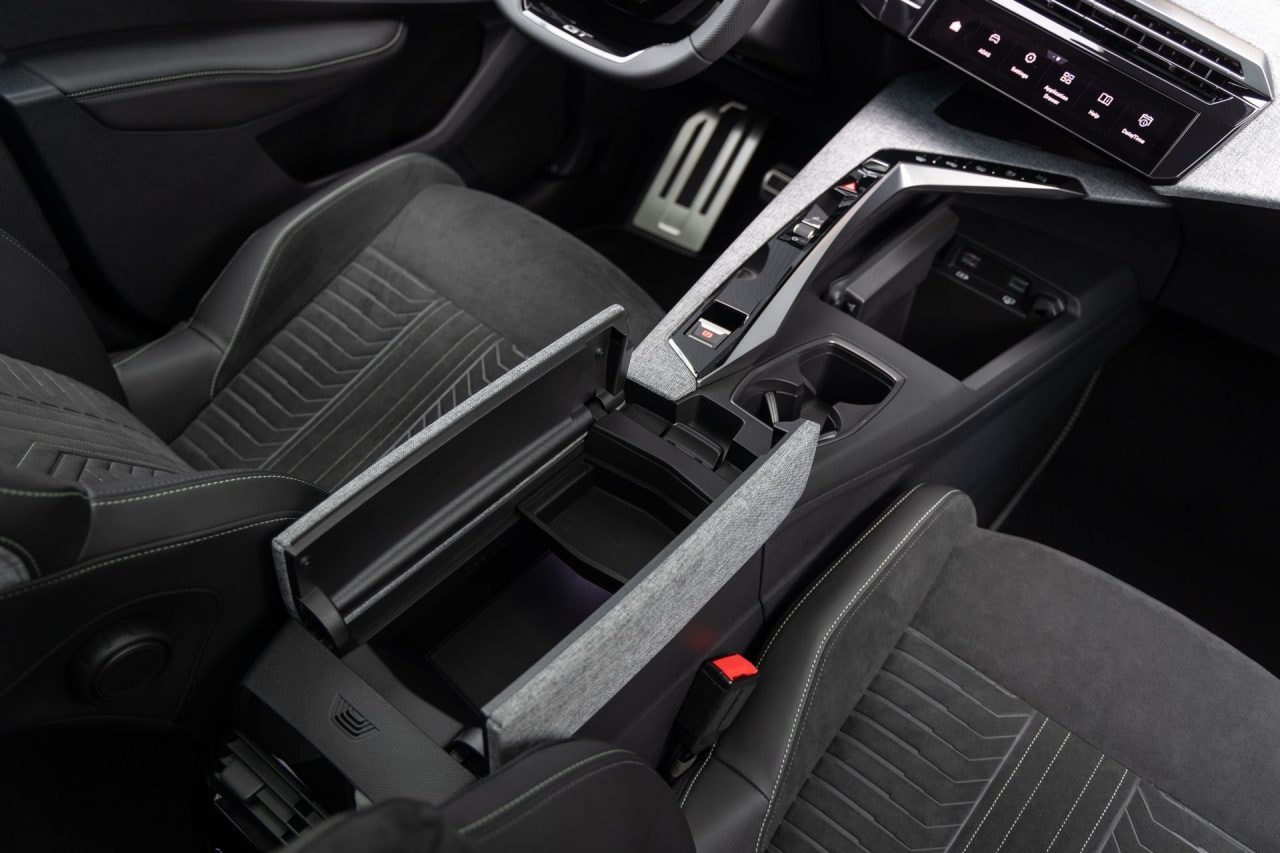 Asientos delanteros del Peugeot 5008, combinando ergonomía y estilo.