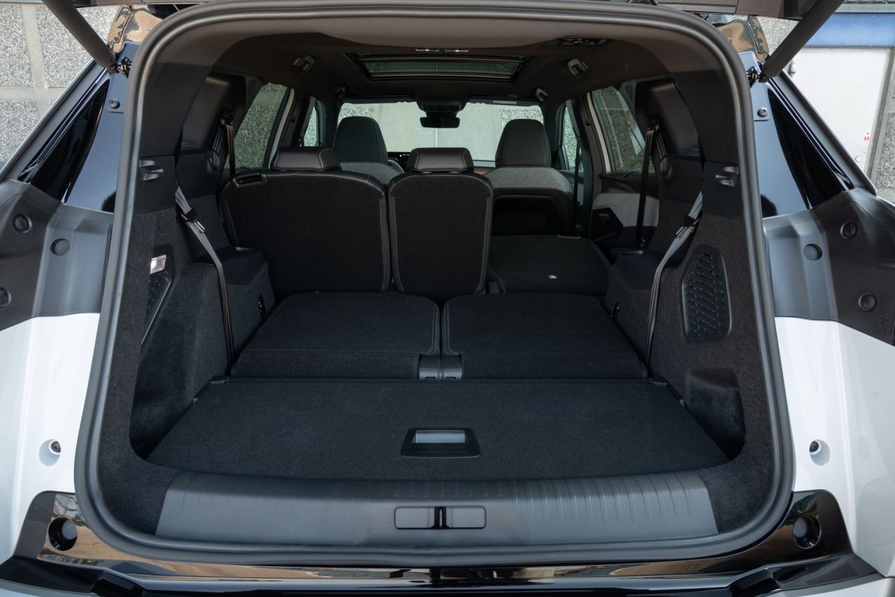 Vista del Peugeot 5008 desde el frontal, destacando su diseño robusto.