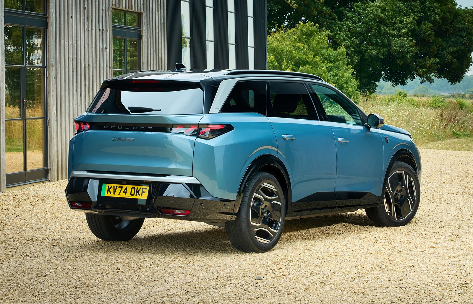 Peugeot 5008 híbrido en un atractivo color, mostrando su perfil dinámico.