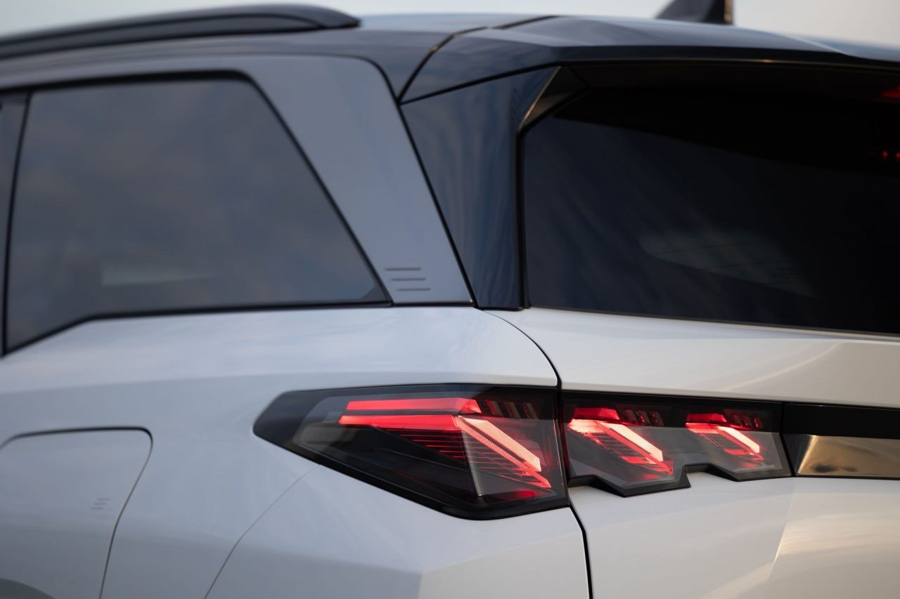 Vista posterior del Peugeot 5008 híbrido, con un diseño elegante.