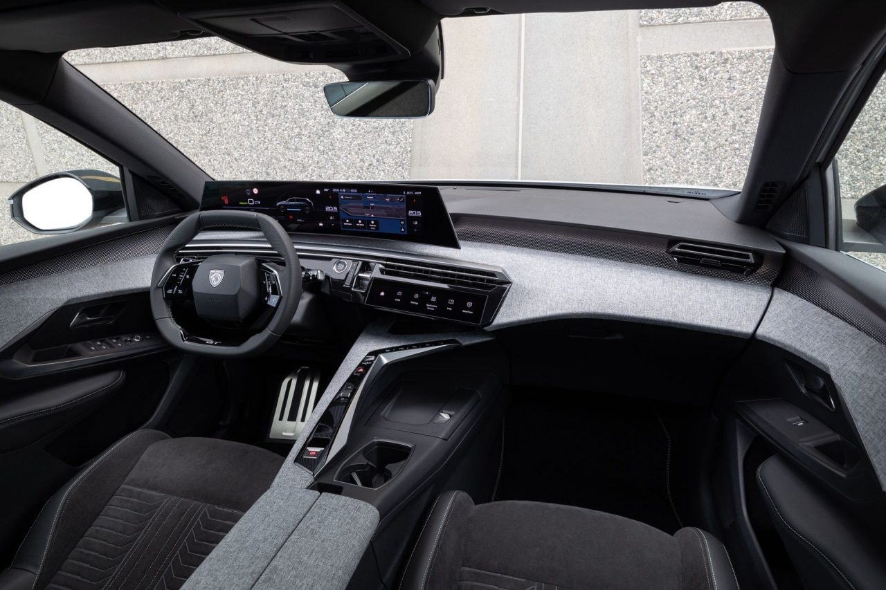 Vista del interior con los asientos en posición cómoda y moderna.