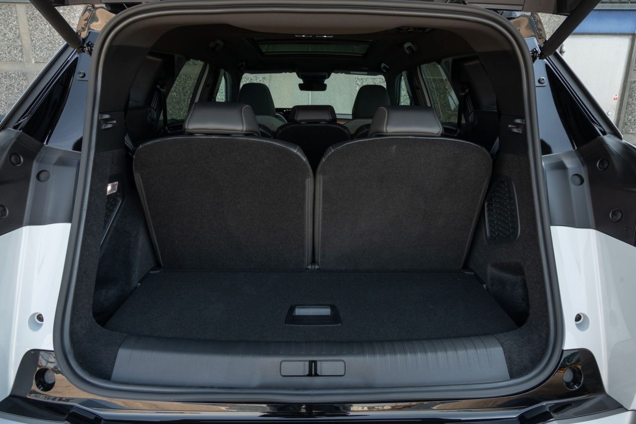 Vista del panel central del Peugeot 5008, resaltando su tecnología avanzada.