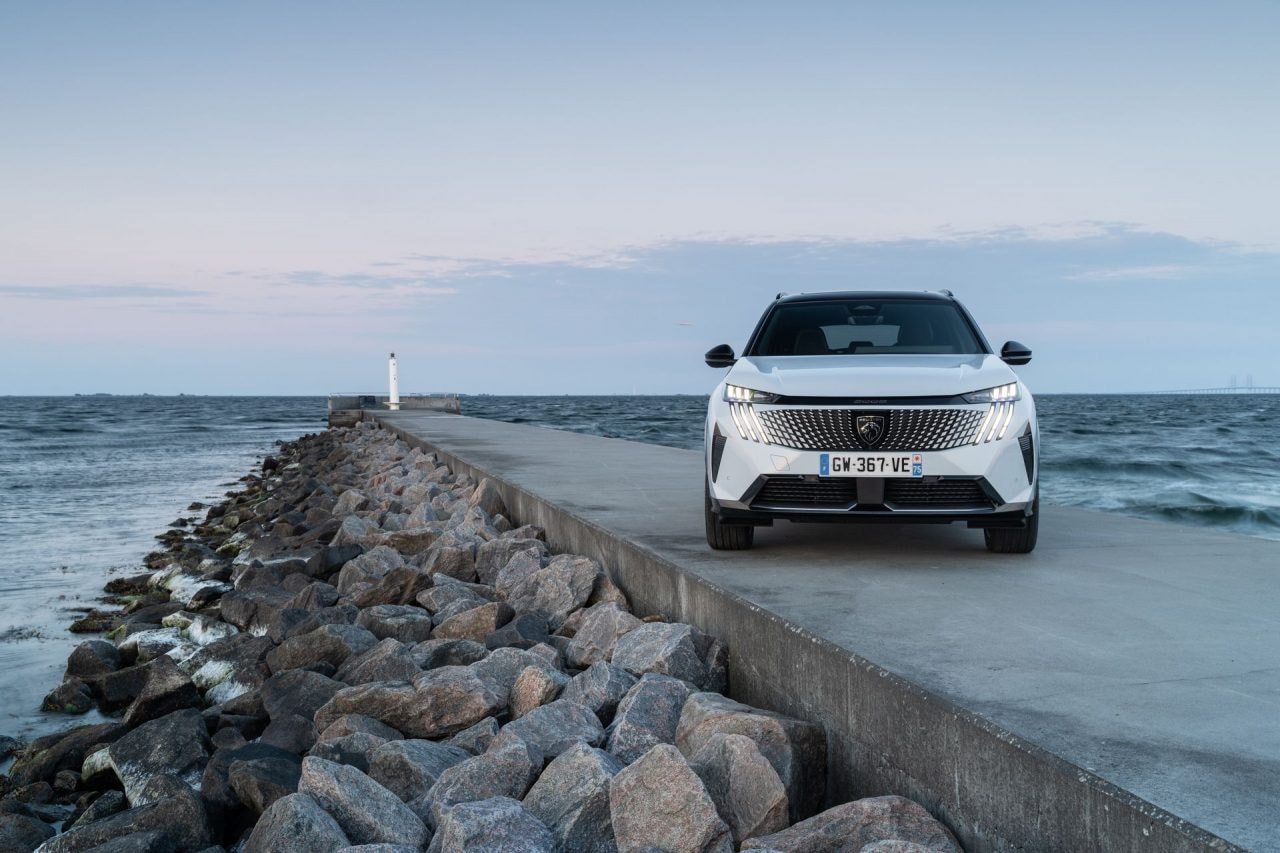 Otra vista del maletero del Peugeot 5008, mostrando su espacio amplio.
