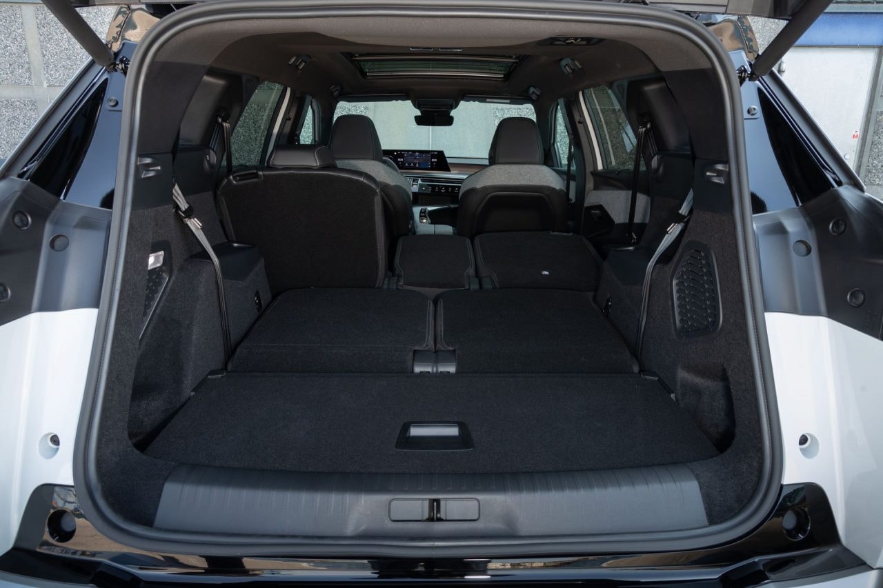 Maletero del Peugeot 5008 con los asientos traseros abatidos para mayor capacidad.