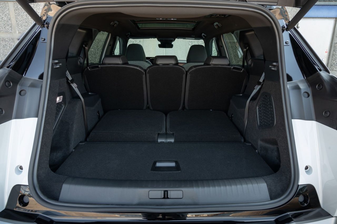 Maletero del Peugeot 5008 cerrado, mostrando su apariencia compacta.