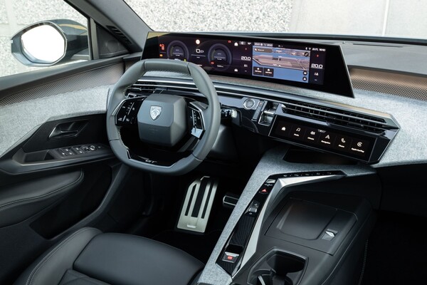 Vista del interior del Peugeot 5008, destacando su diseño moderno y tecnológico. Vista del interior del Peugeot 5008, destacando su diseño moderno y tecnológico.