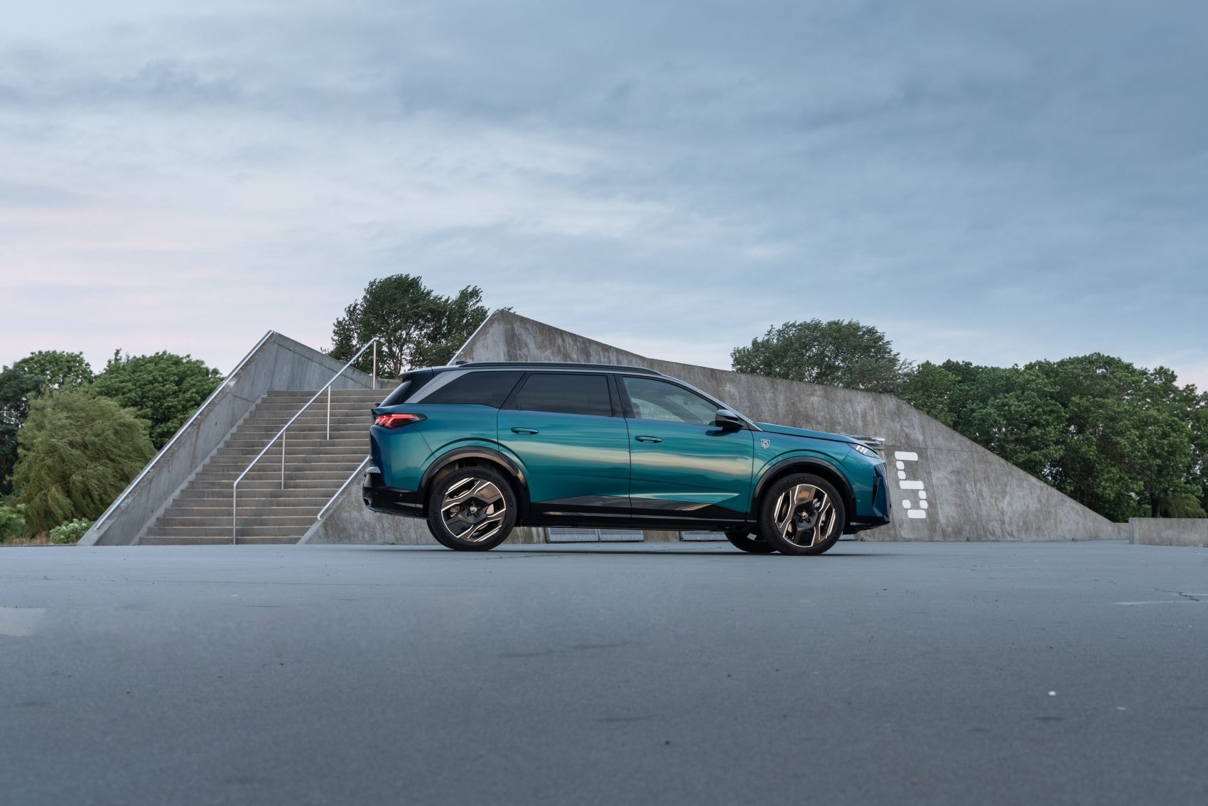 Peugeot 5008 en movimiento, demostrando su dinamismo